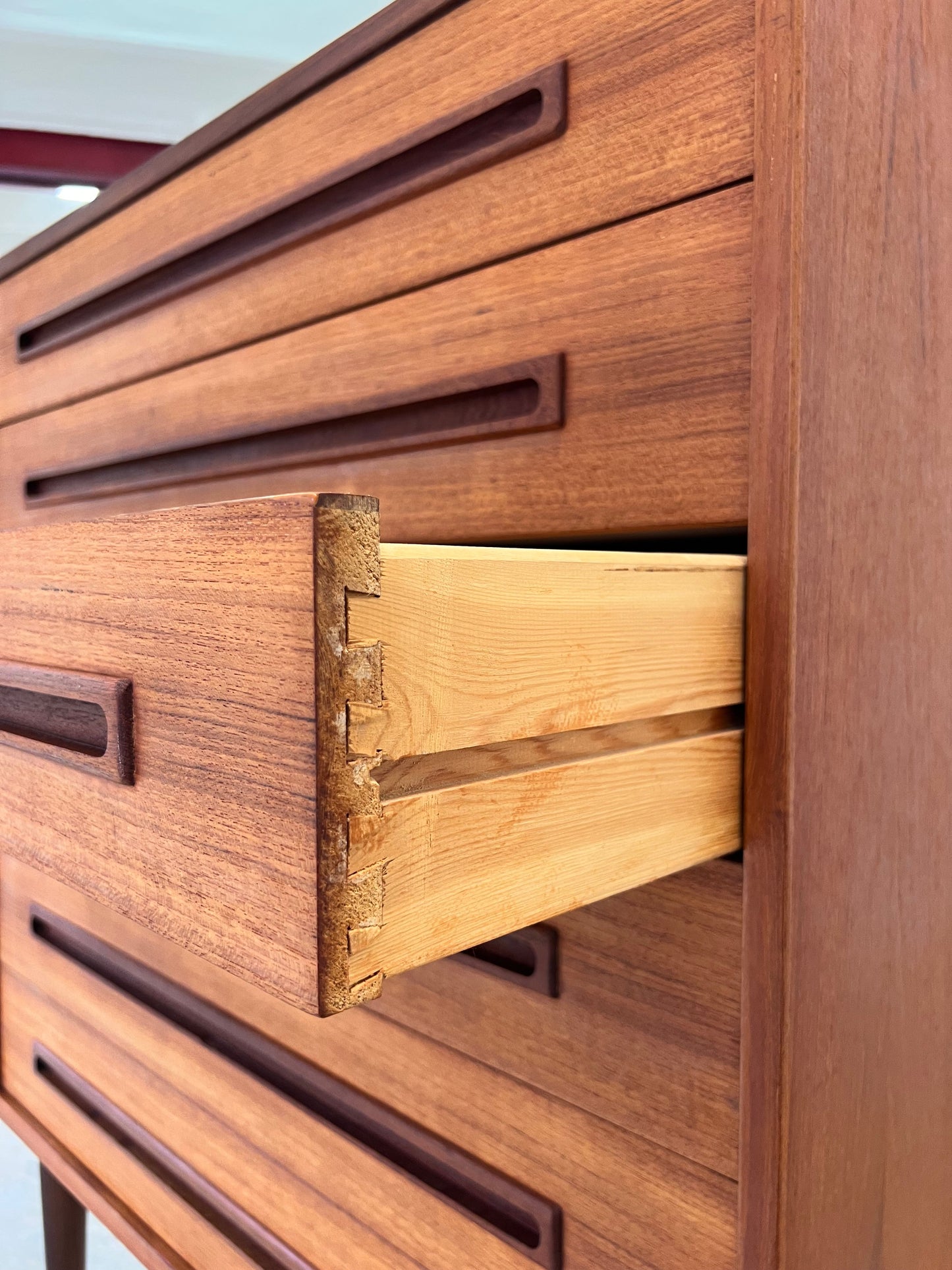 Vintage Kommode Teak Dänemark mit langen eingelassenen Griffen