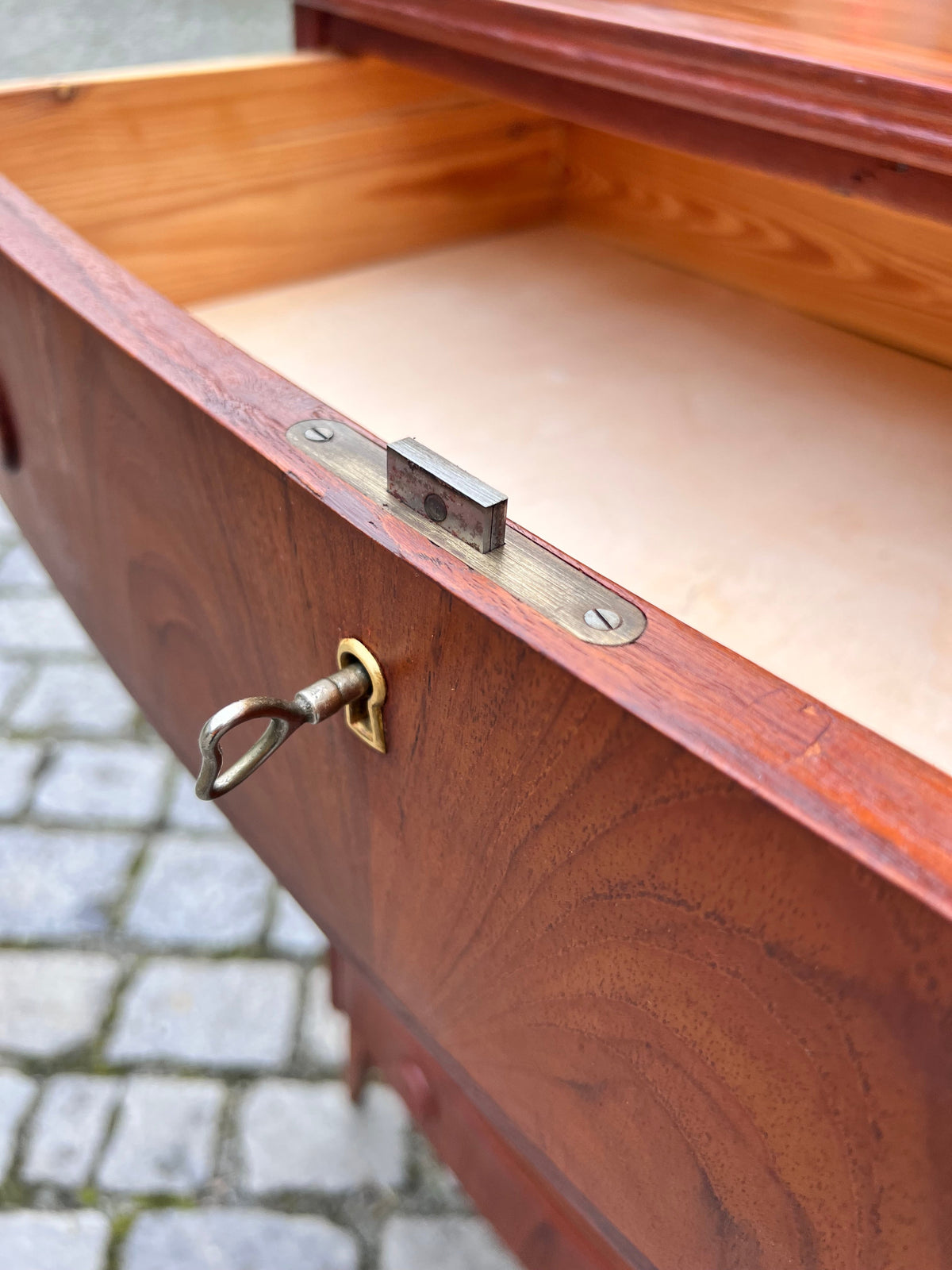 Vintage Kommode Teak gerundete Front Dänemark