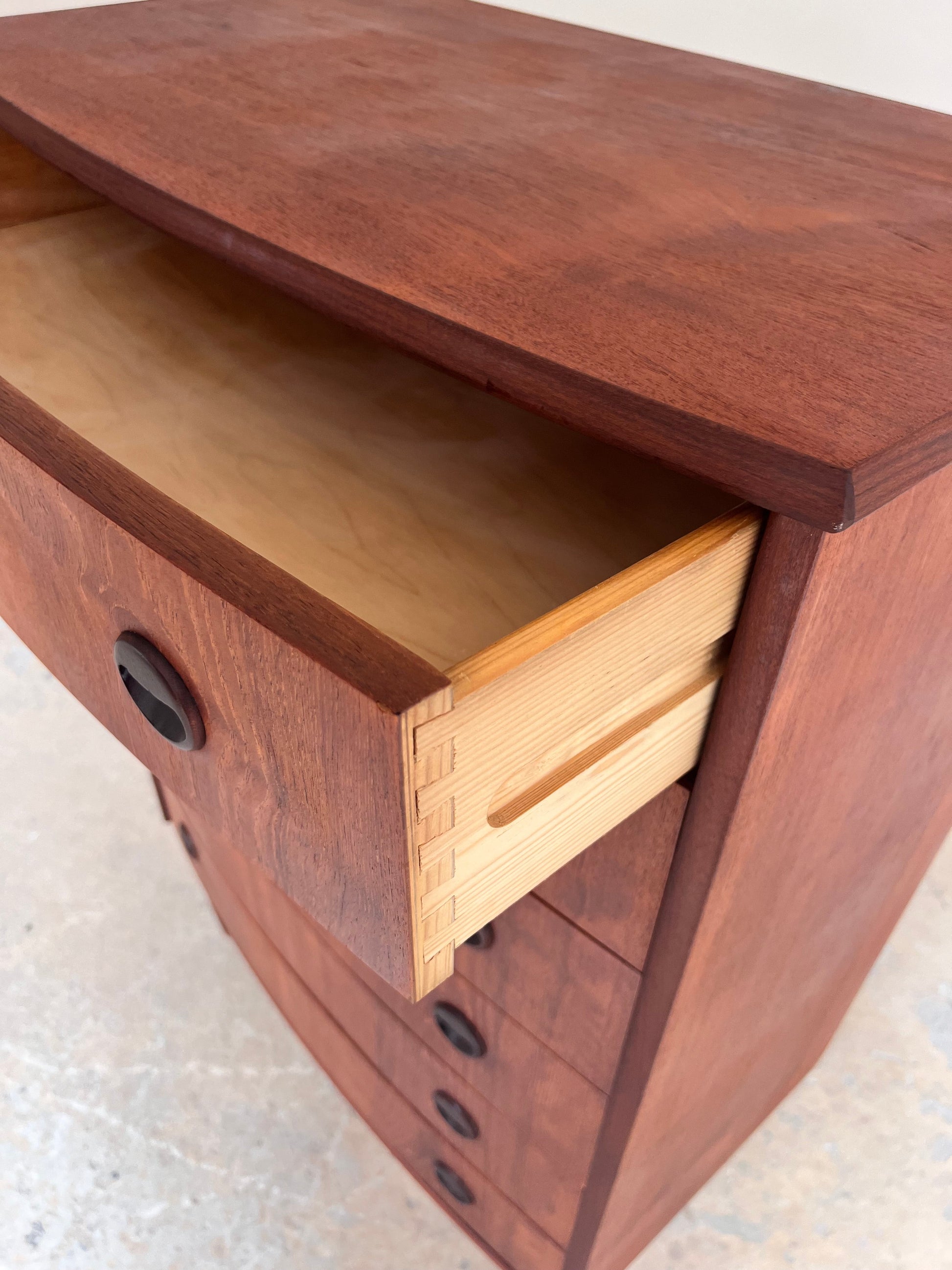 Vintage Halbrunde Kommode aus Teak mit runden Griffen und Schloss aus Dänemark