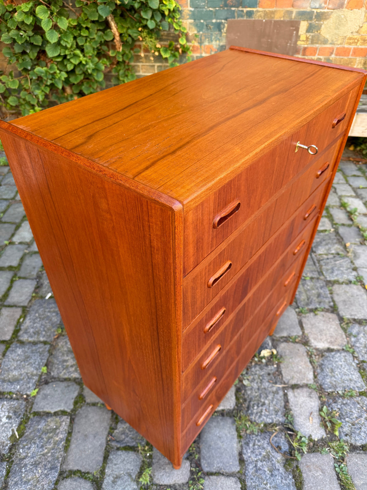 Teak Kommode mit Griffmulden und Schloss aus Dänemark