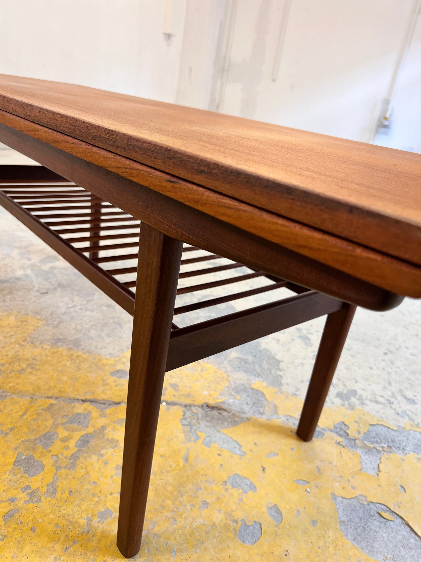 Vintage Couchtisch Teak mit Ablage, ausziehbar, dänisch