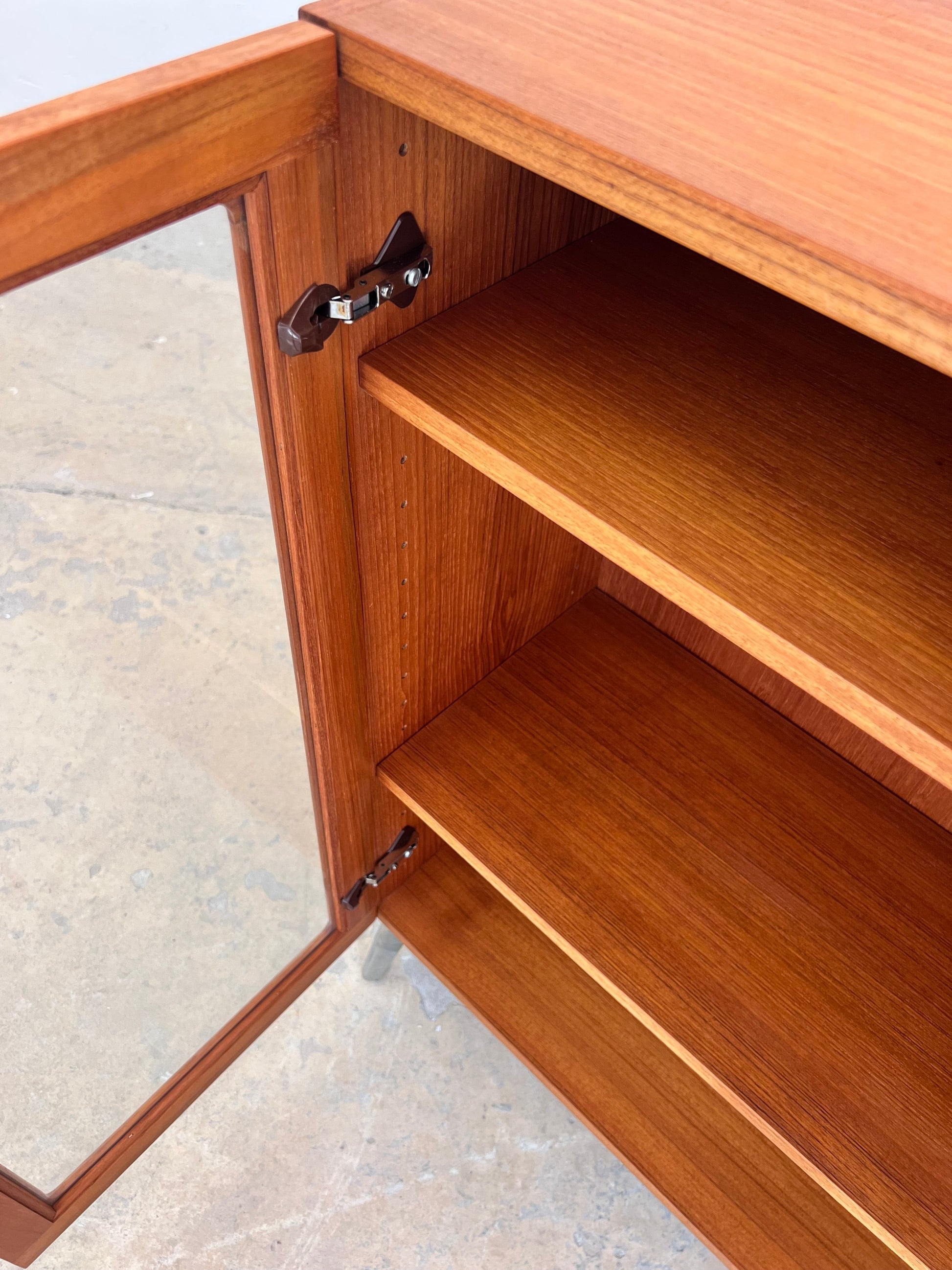 Vintage Vitrinenschrank Teak von H.W. Klein für Bramin mit neuen Chromfüßen
