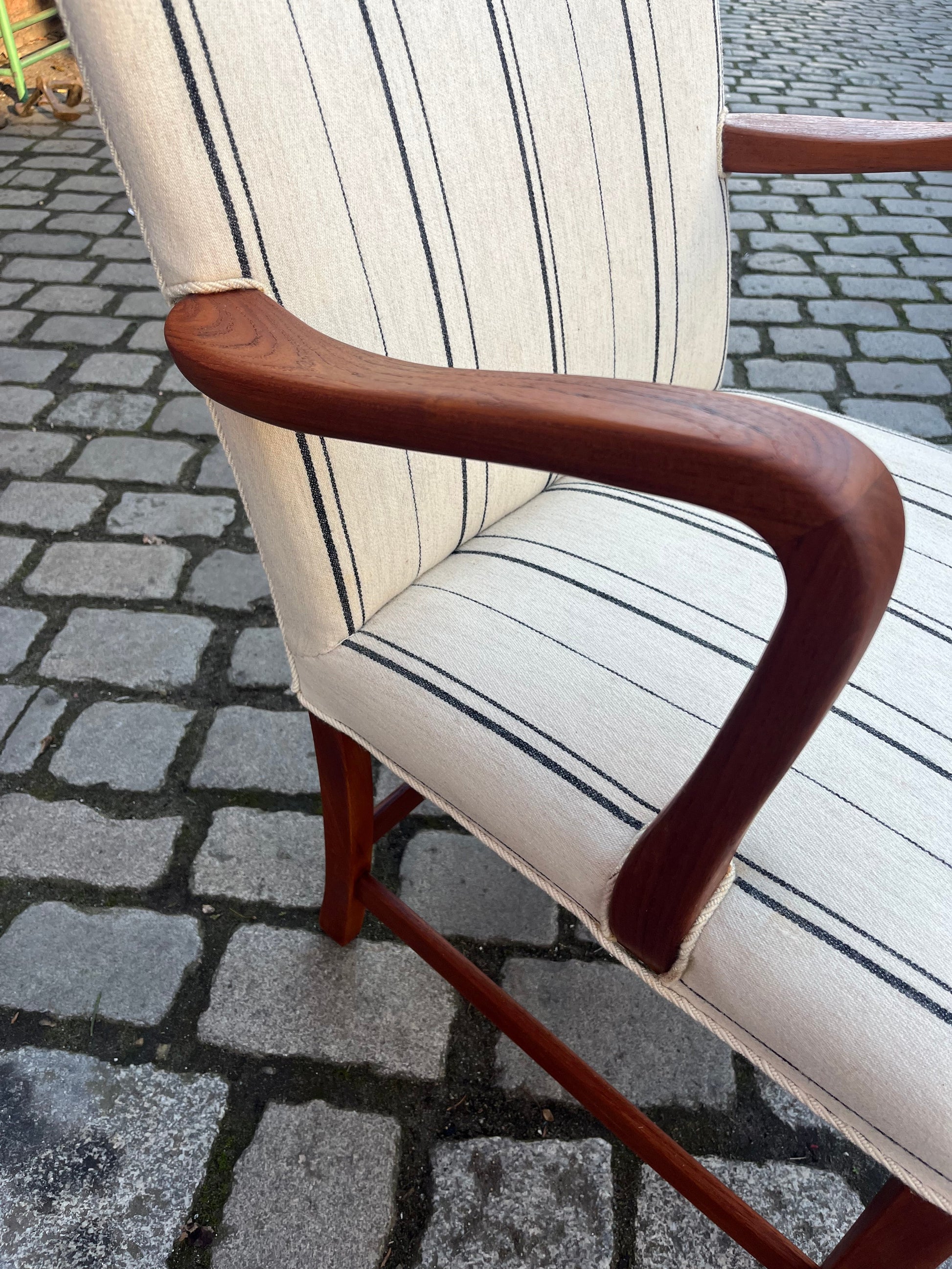Vintage Armlehnstuhl mit paspeliertem Polster aus Dänemark