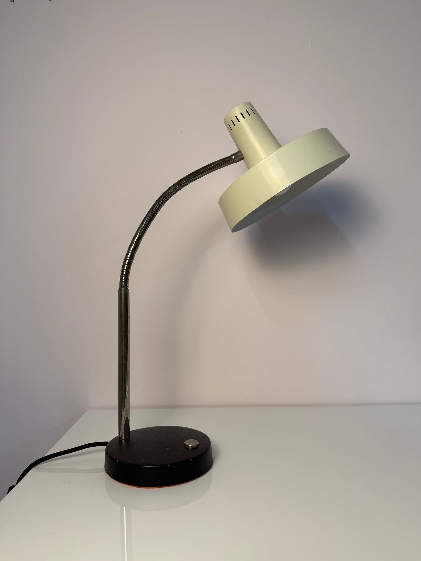 Vintage Schreibtischlampe altweiß mit beweglichem Arm, Deutschland 50er