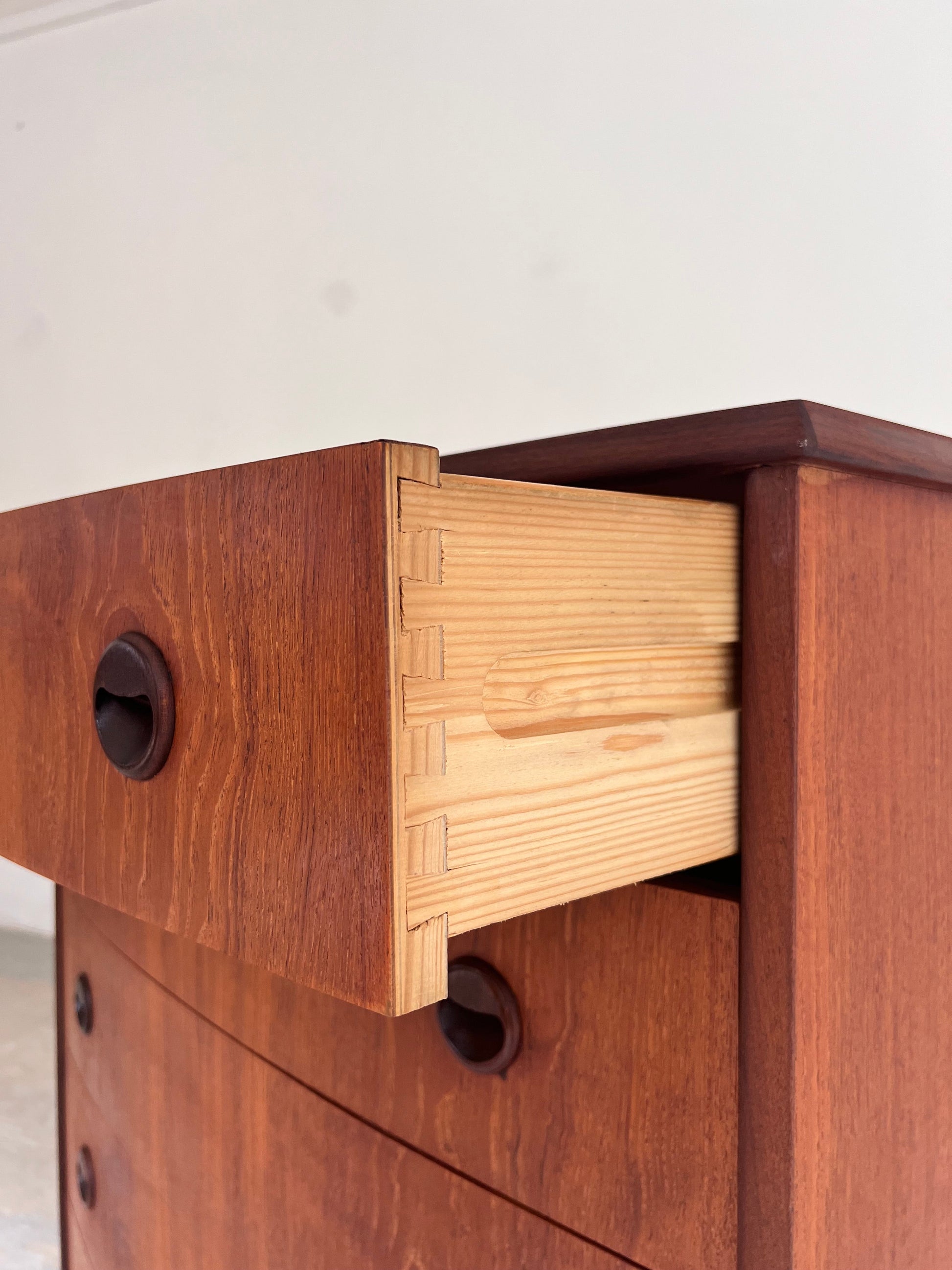 Vintage Halbrunde Kommode aus Teak mit runden Griffen und Schloss aus Dänemark