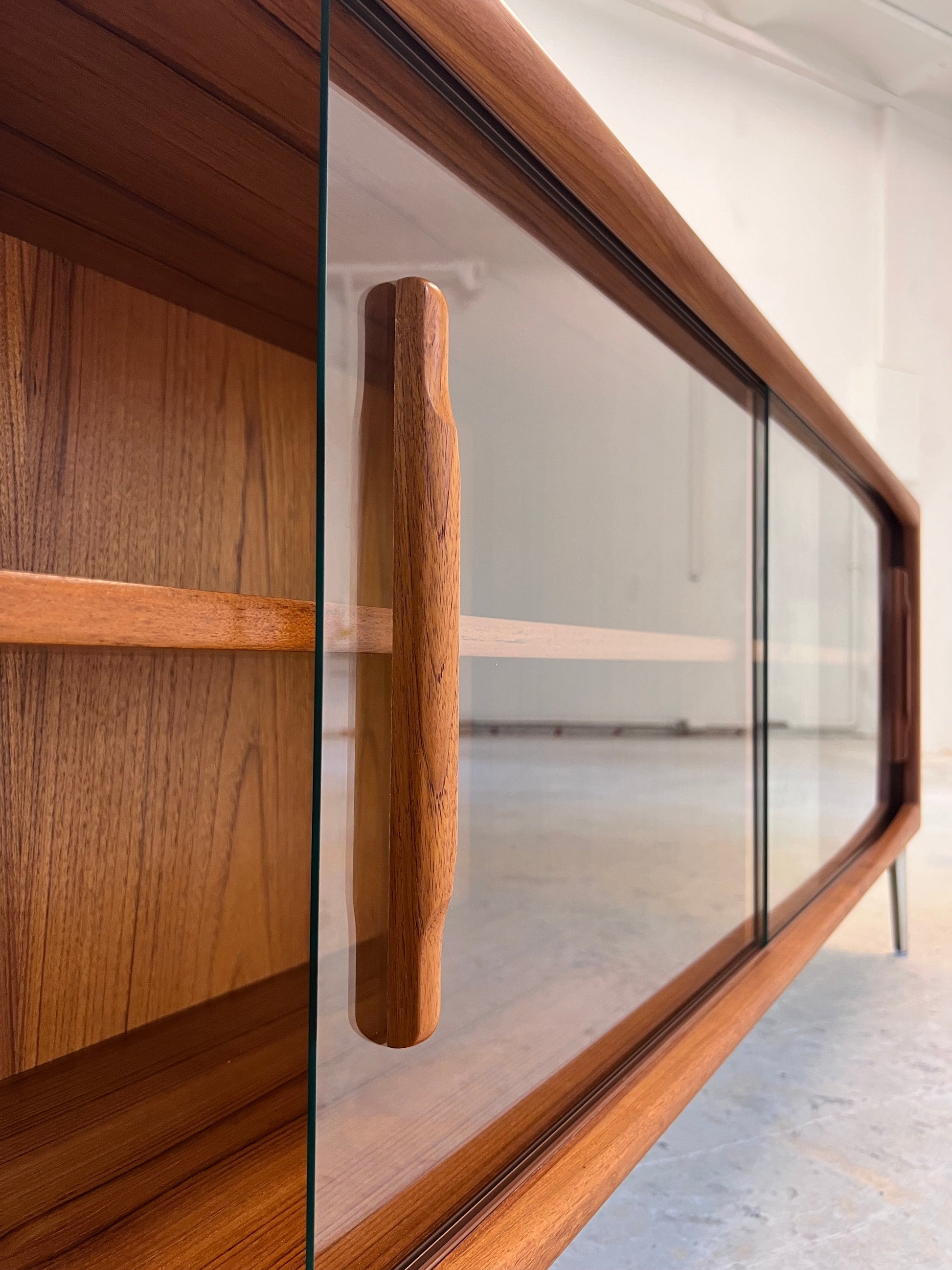 Vintage Sideboard Vitrine Teak mit Chromfüßen von Dyrlund