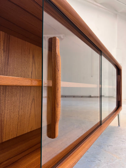 Vintage Sideboard Vitrine Teak mit Chromfüßen von Dyrlund
