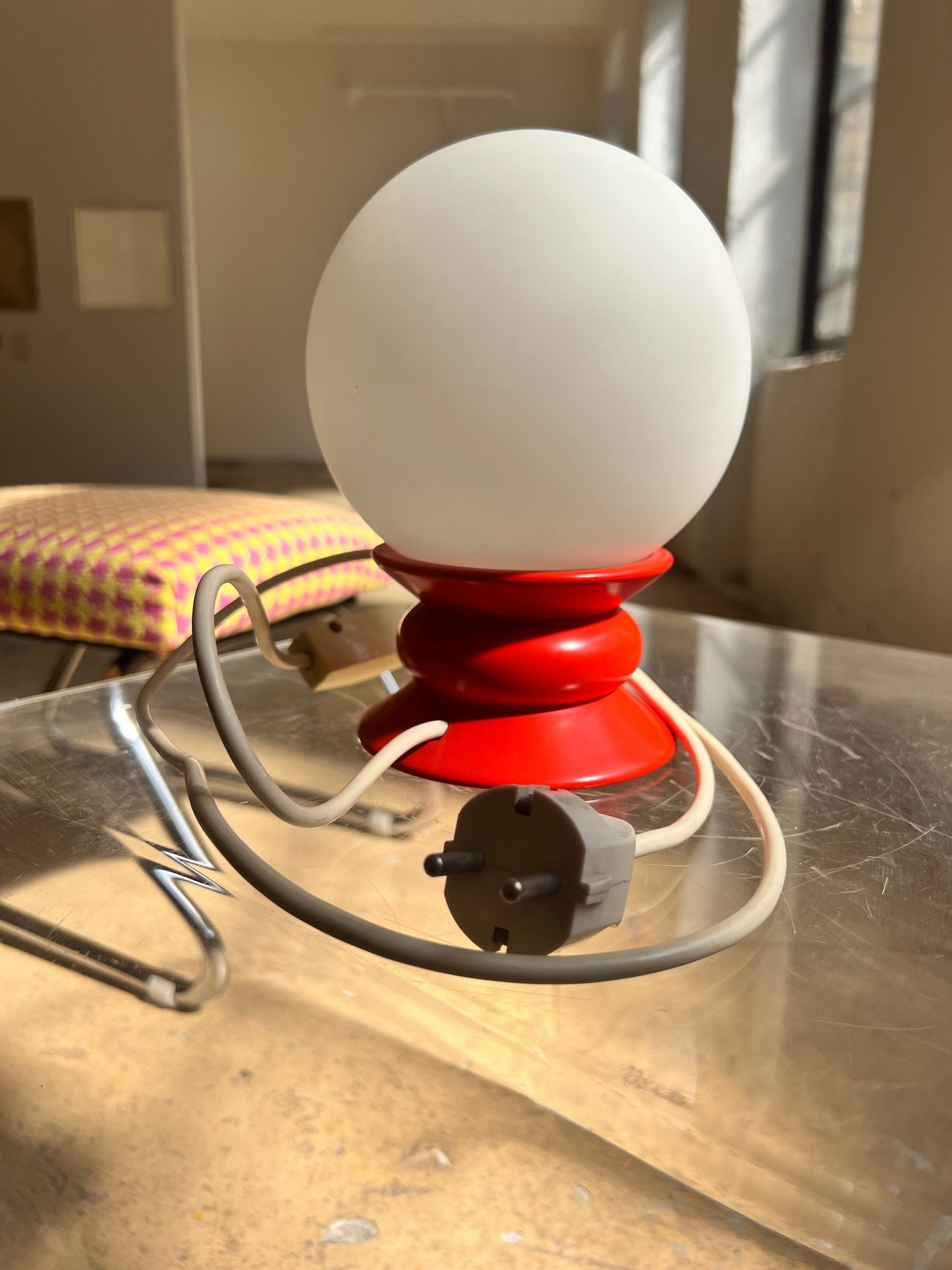 Lampe de table vintage en verre opale rouge par Temde