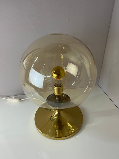Vintage Tischlampe mit Glaskugel und Messingfuß