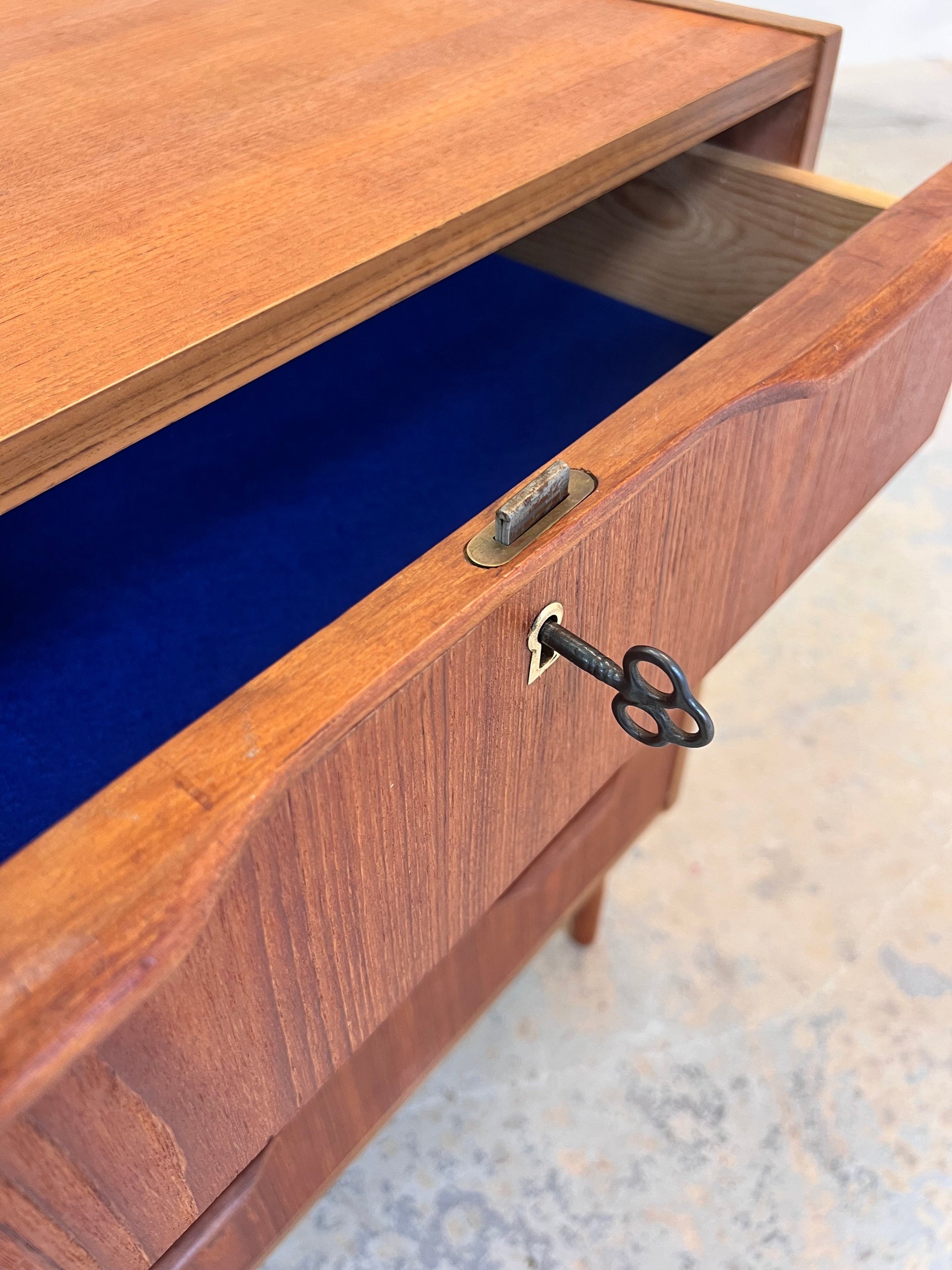 Vintage Kommode Teak mit Schloss aus Dänemark