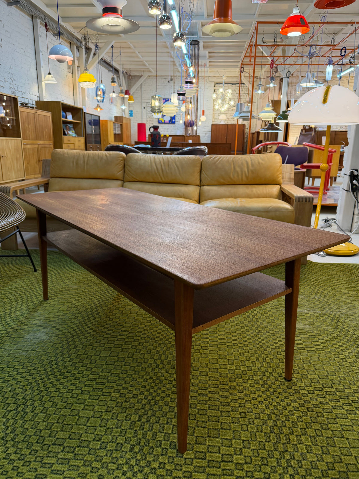 Vintage Couchtisch Teak mit Ablage aus Dänemark
