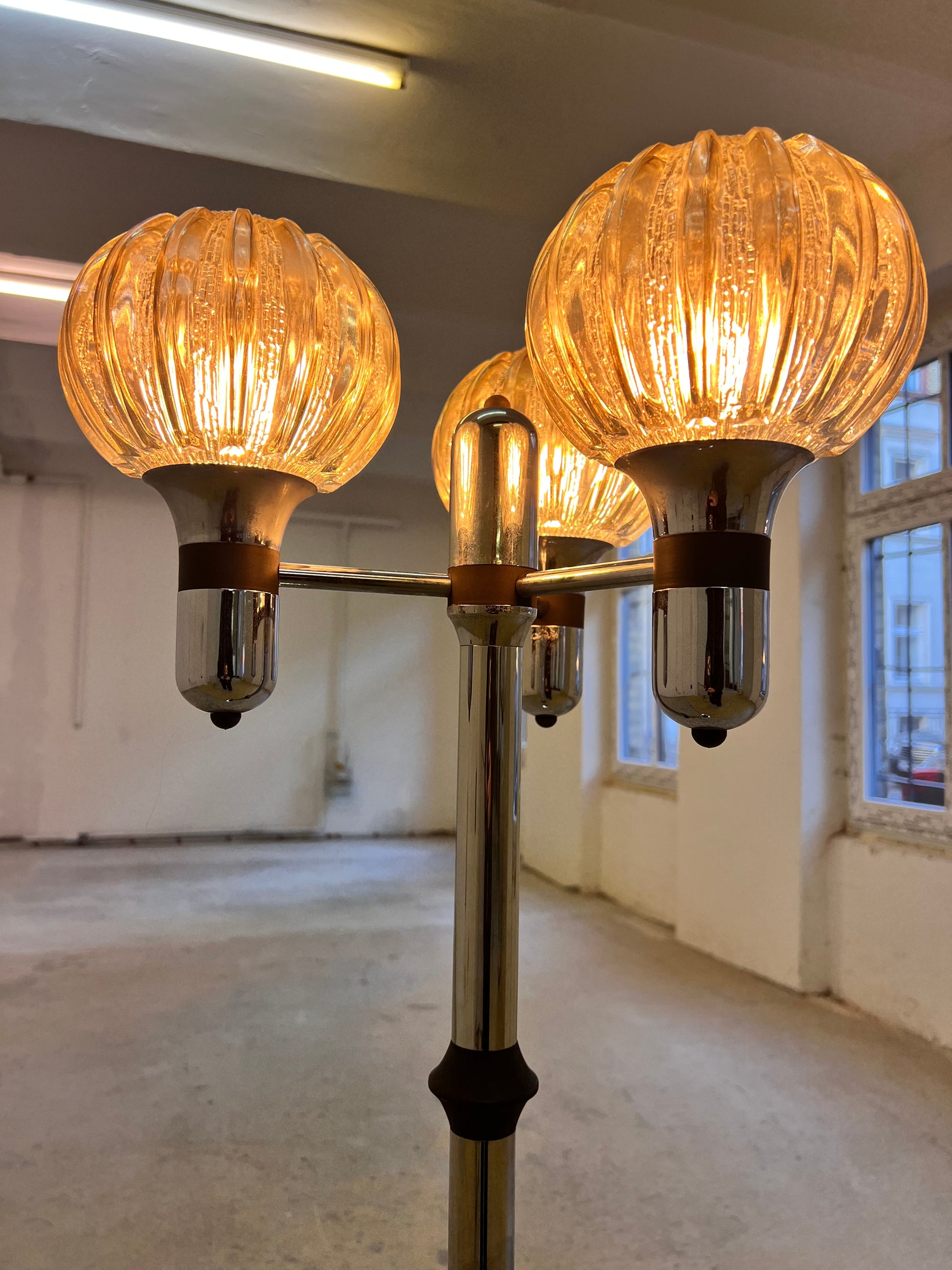 Vintage Stehlampe Chrom 1970er Jahre geriffelter Glasschirm