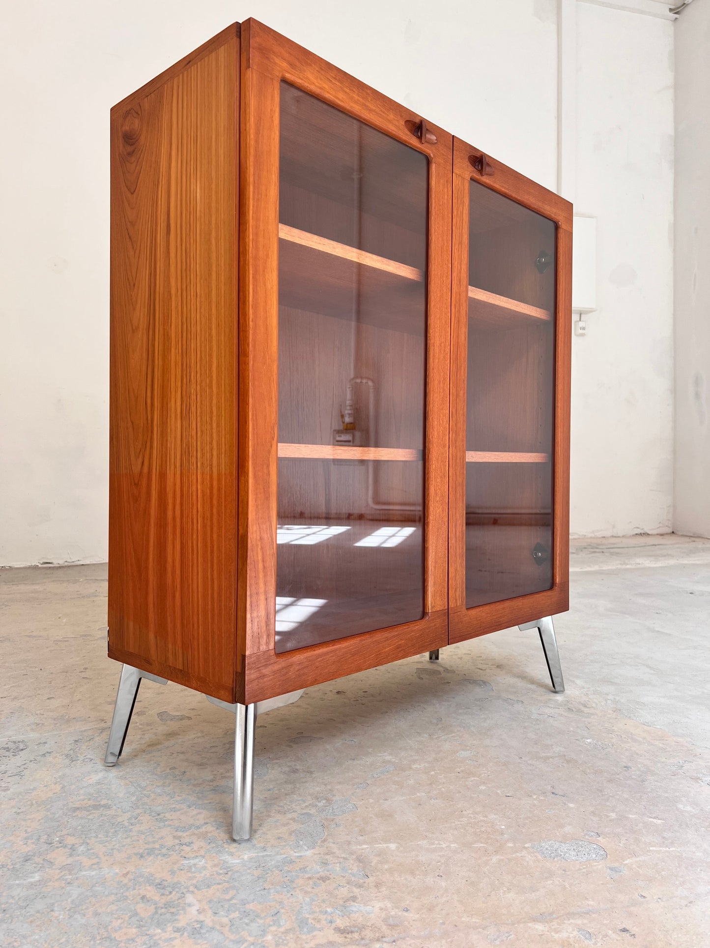 Vintage Vitrinenschrank Teak von H.W. Klein für Bramin mit neuen Chromfüßen
