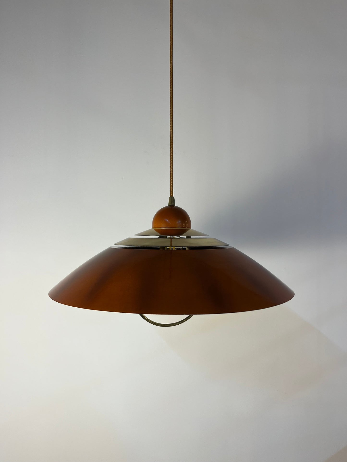 Vintage Hängelampe Messing und Orange aus Belgien