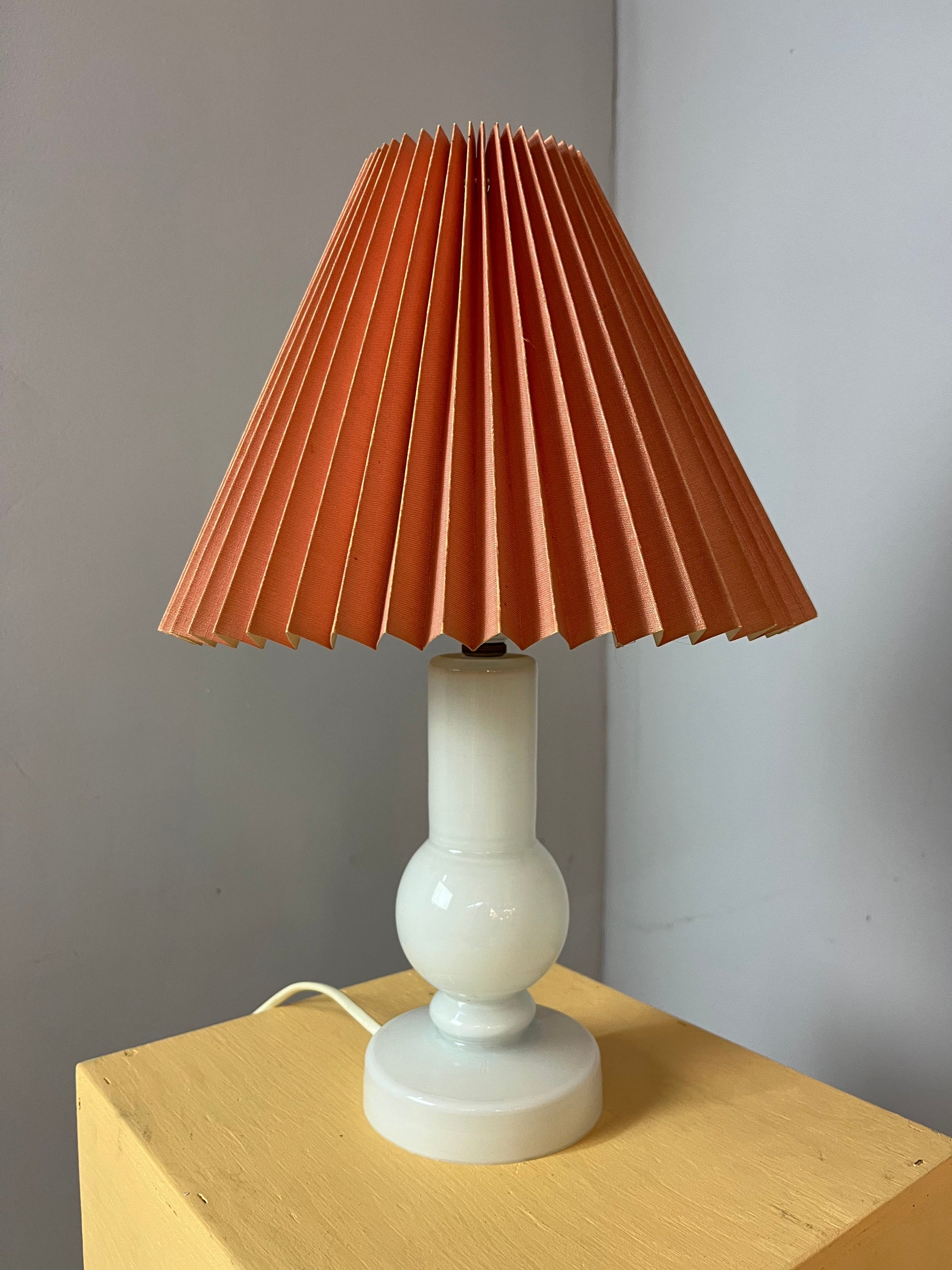 Tischlampe weiß Glas mit rosa Schirm