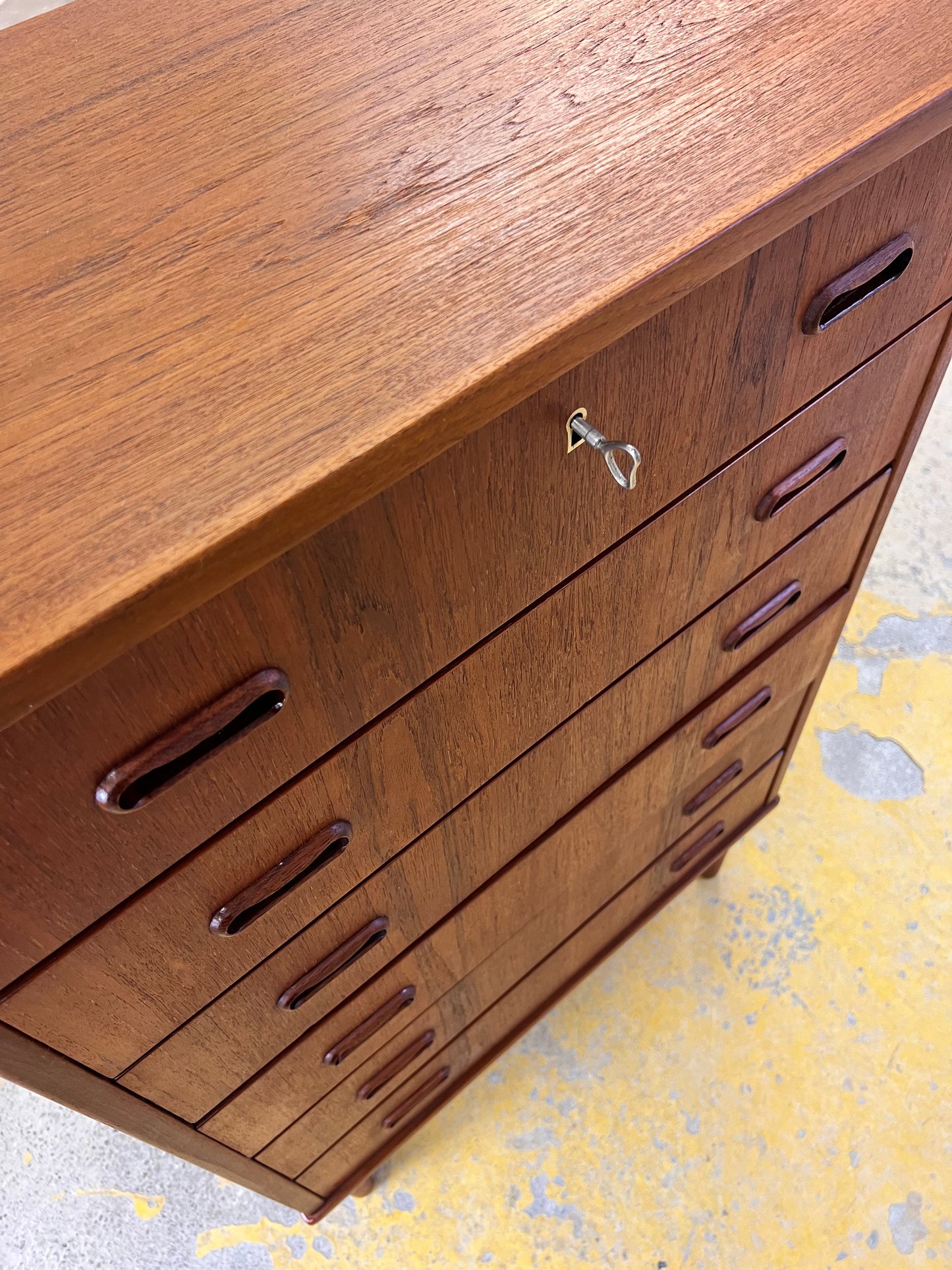 Vintage Kommode Teak mit Schloss aus Dänemark, sechs Schubladen, originale Schlüssel, skandinavisch