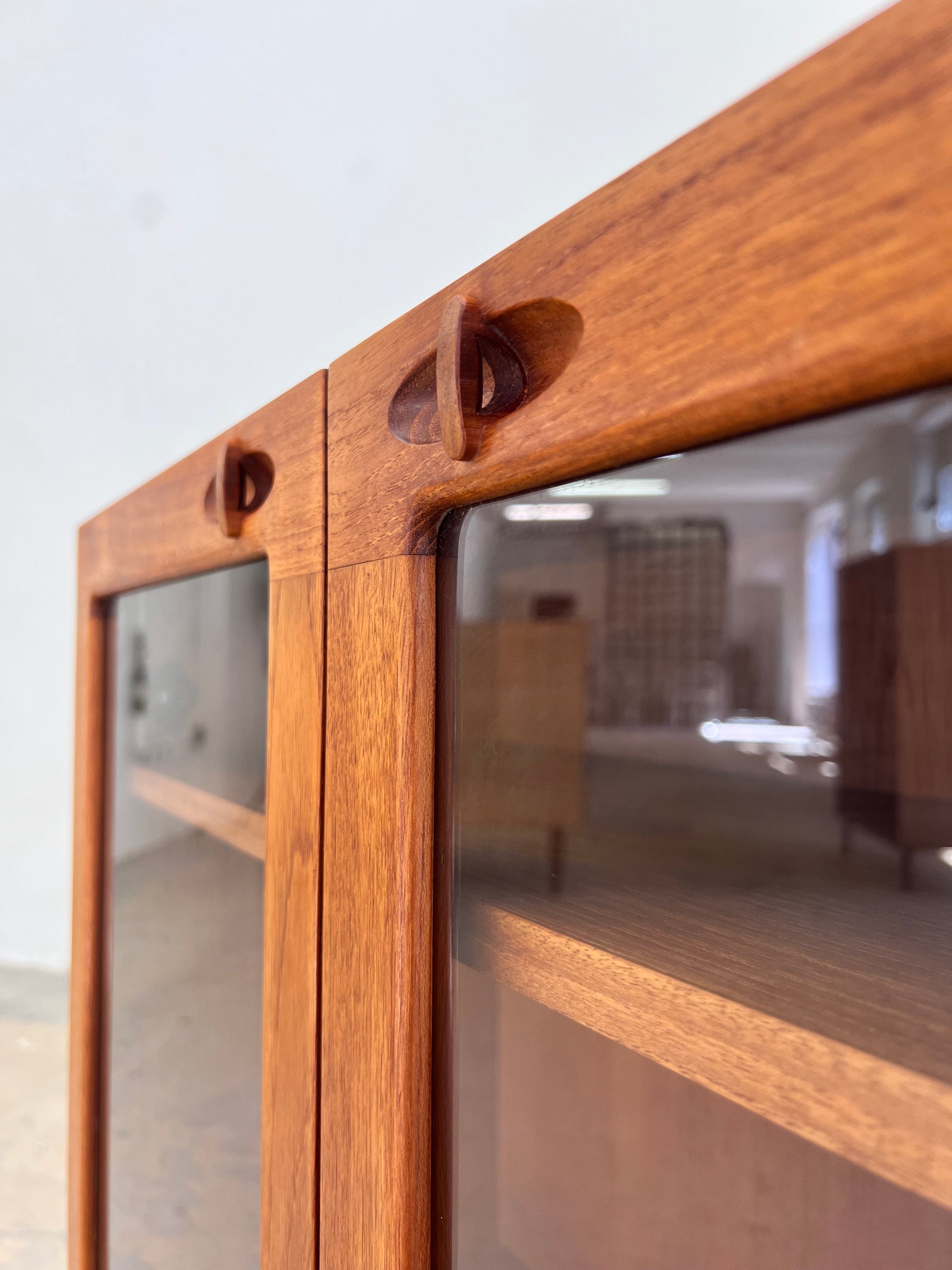 Vintage Vitrinenschrank Teak von H.W. Klein für Bramin mit neuen Chromfüßen