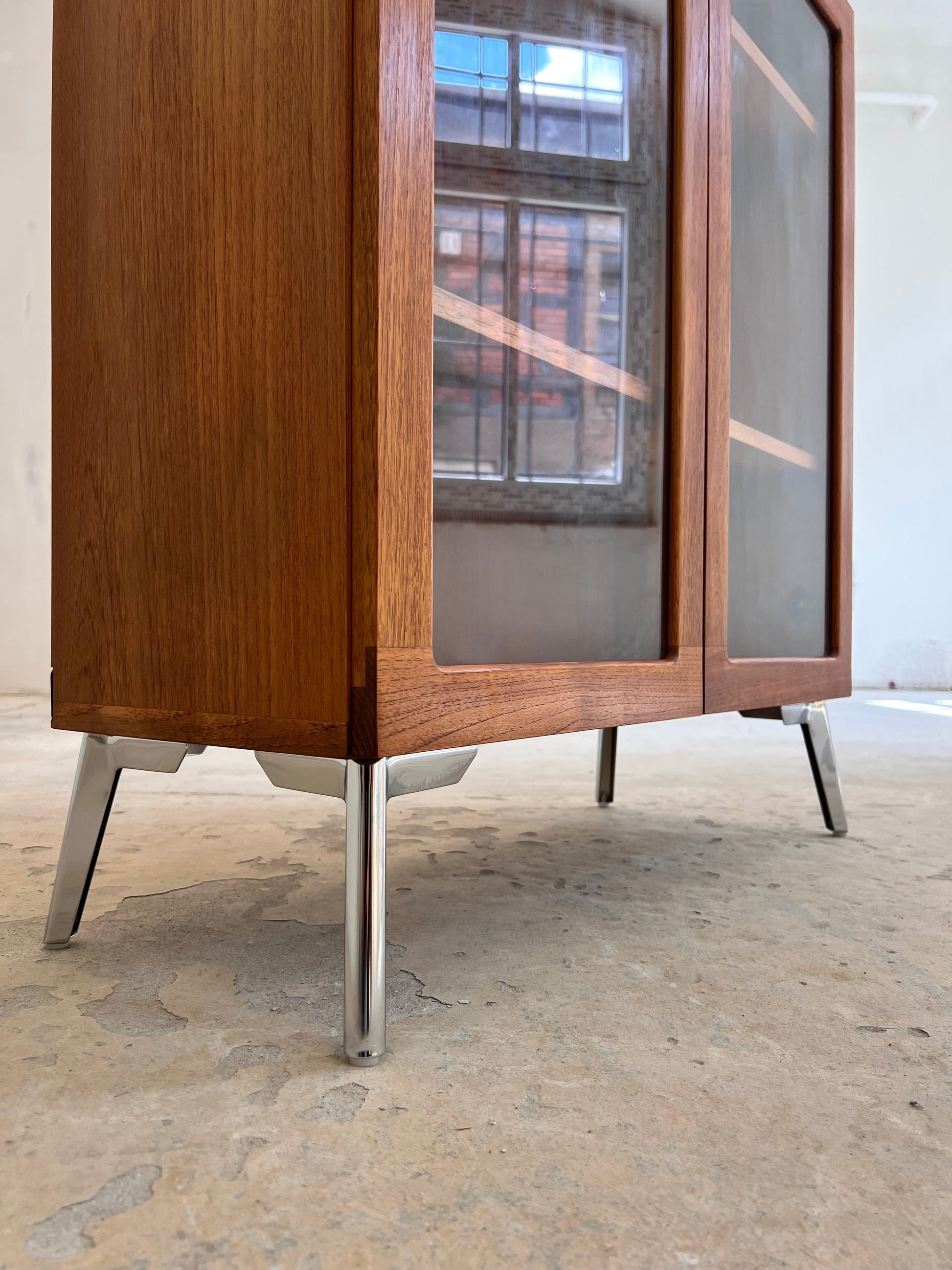 Vintage Vitrinenschrank Teak von H.W. Klein für Bramin mit neuen Chromfüßen