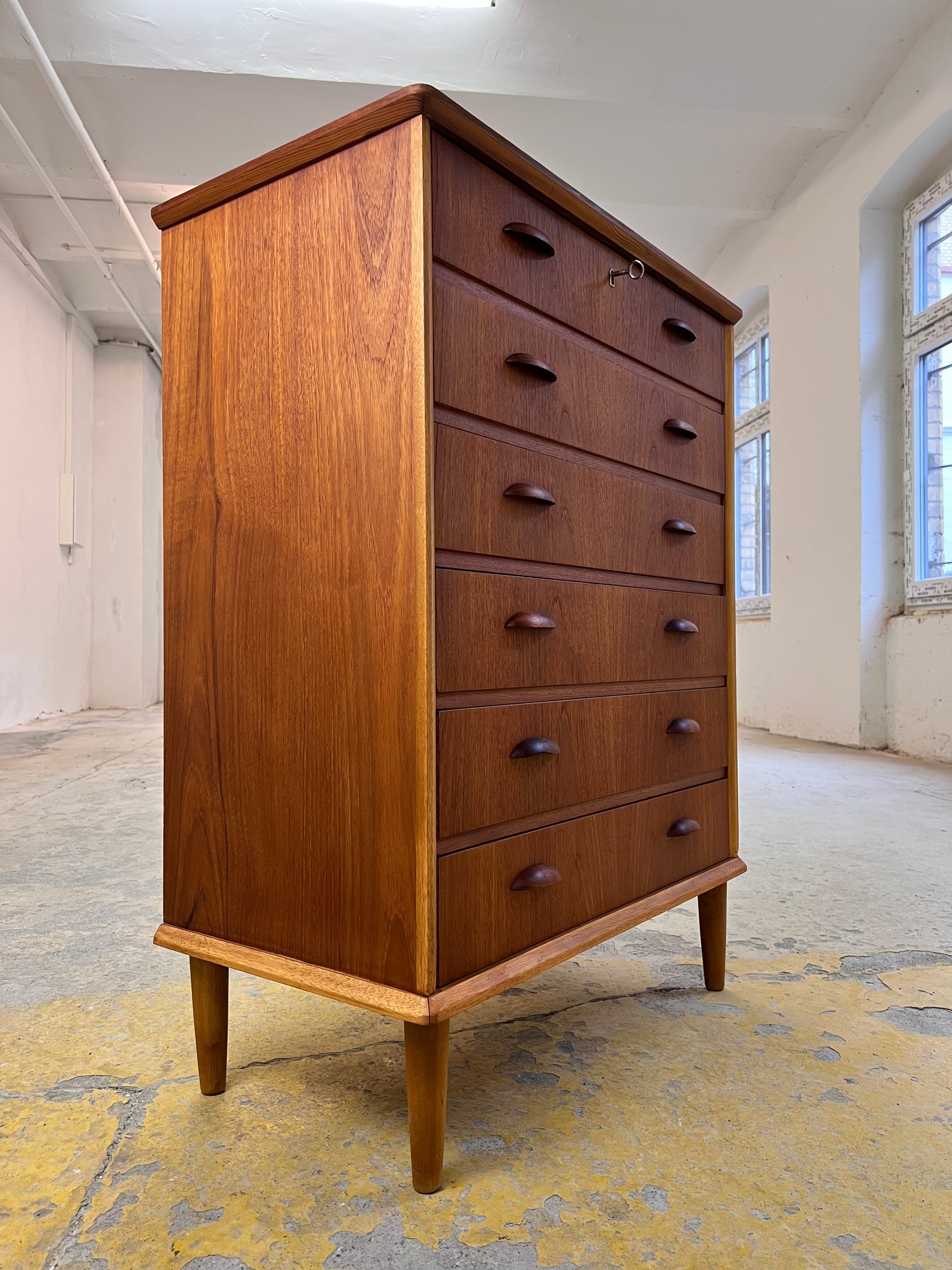 Vintage Kommode Teak mit Muschelgriffen