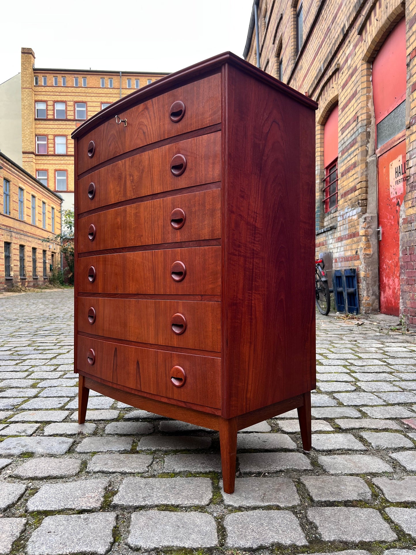 Vintage Kommode Teak gerundete Front Dänemark