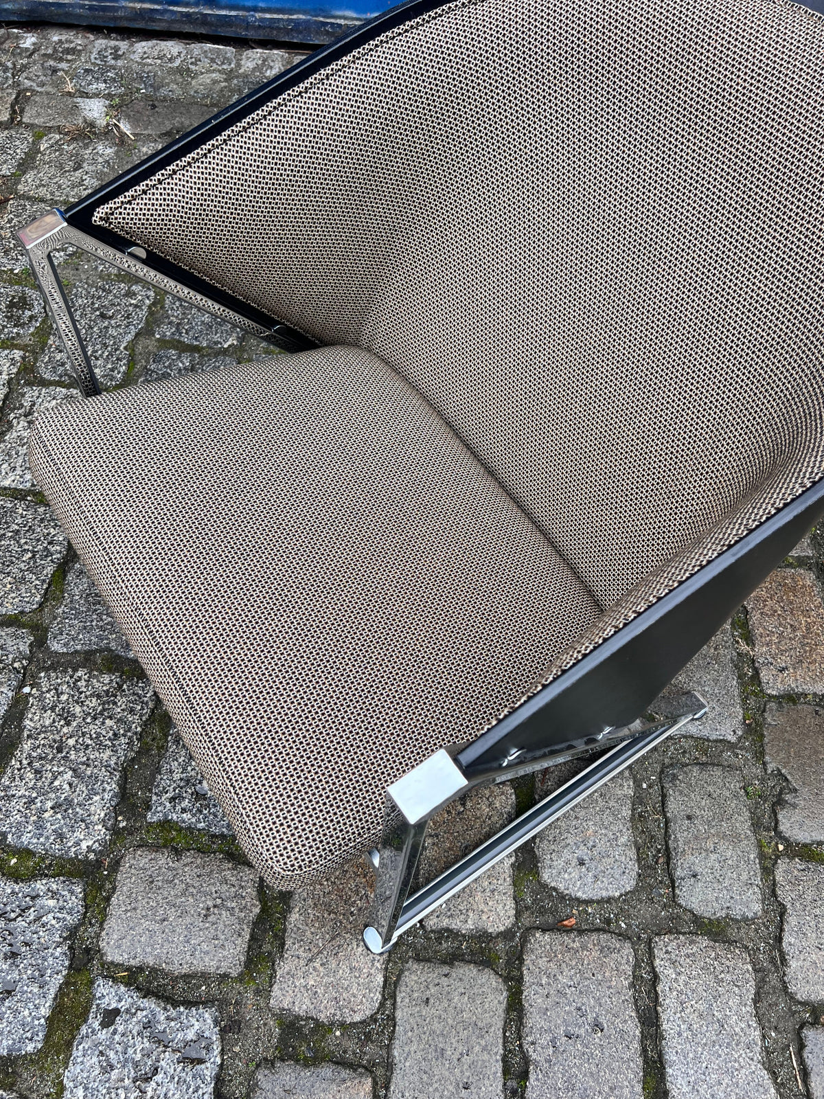 Sessel Mondi grau schwarz Chrom von Jouko Järvisalo für Inno Interior Oy