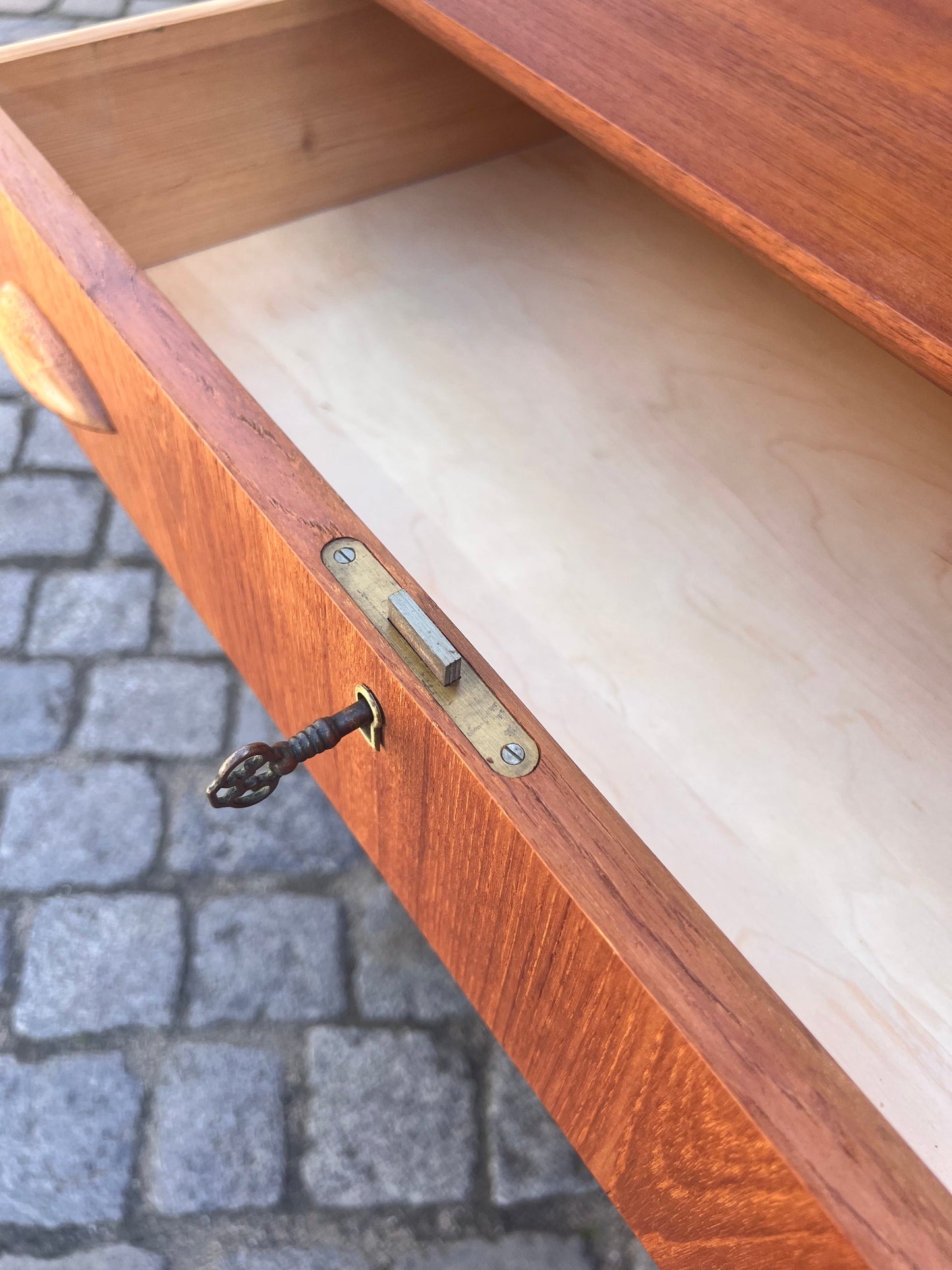 Vintage Teak Kommode mit Muschelgriffen aus Dänemark, 60er Jahre