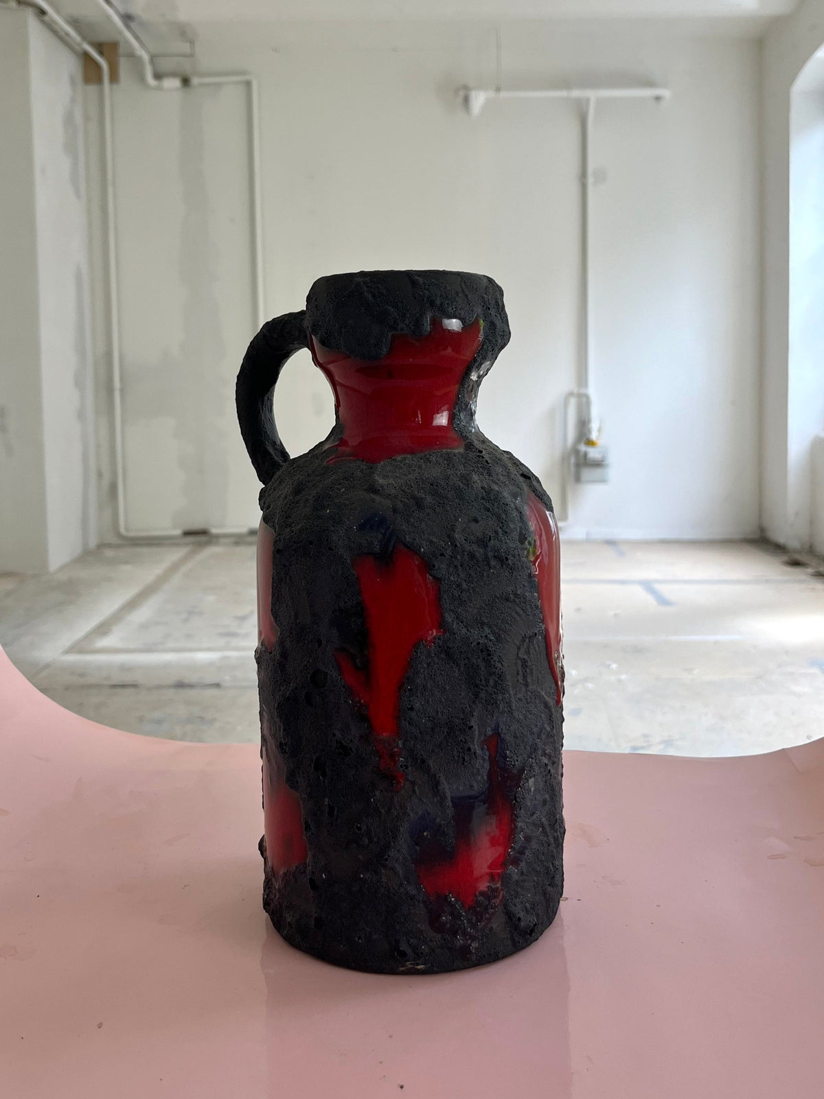 Vase vintage Fat Lava rouge noir par Marei Keramik