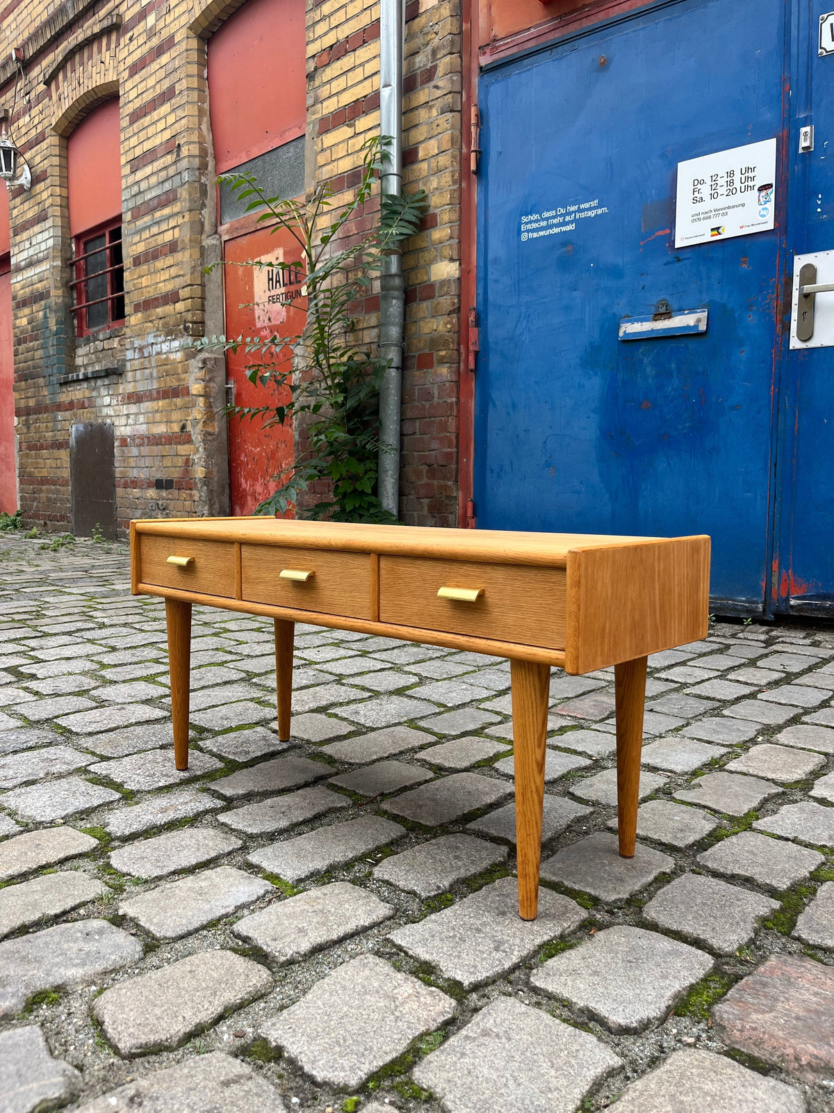 Buffet bas en chêne avec poignées en laiton