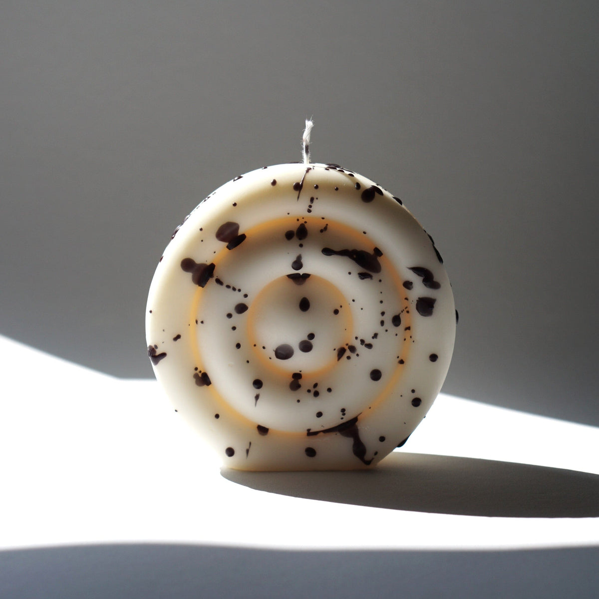 Handmade design candle round by Inuti