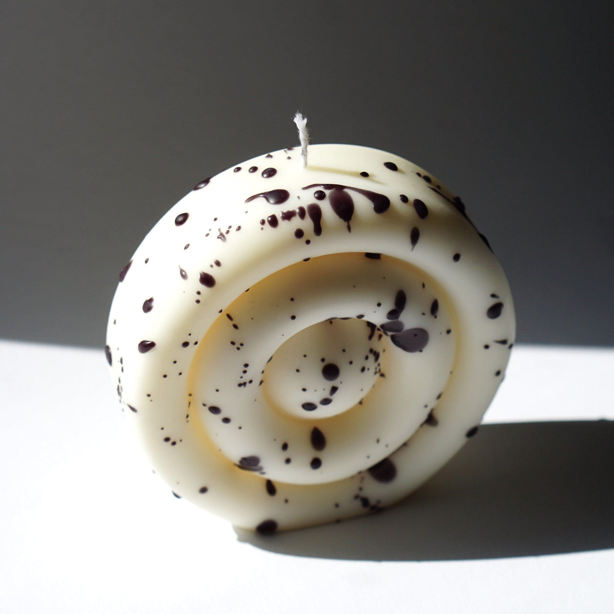 Handmade design candle round by Inuti