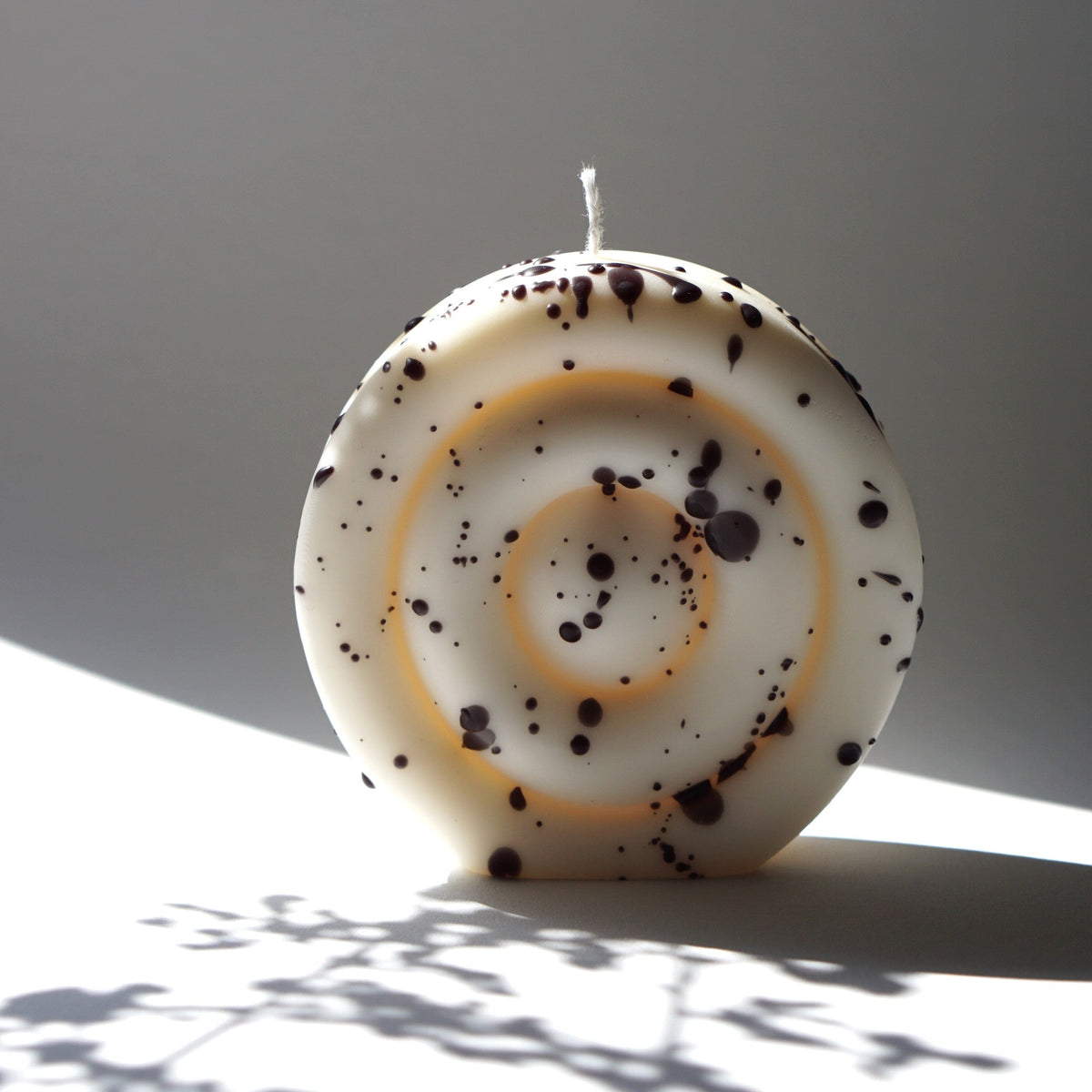 Handmade design candle round by Inuti