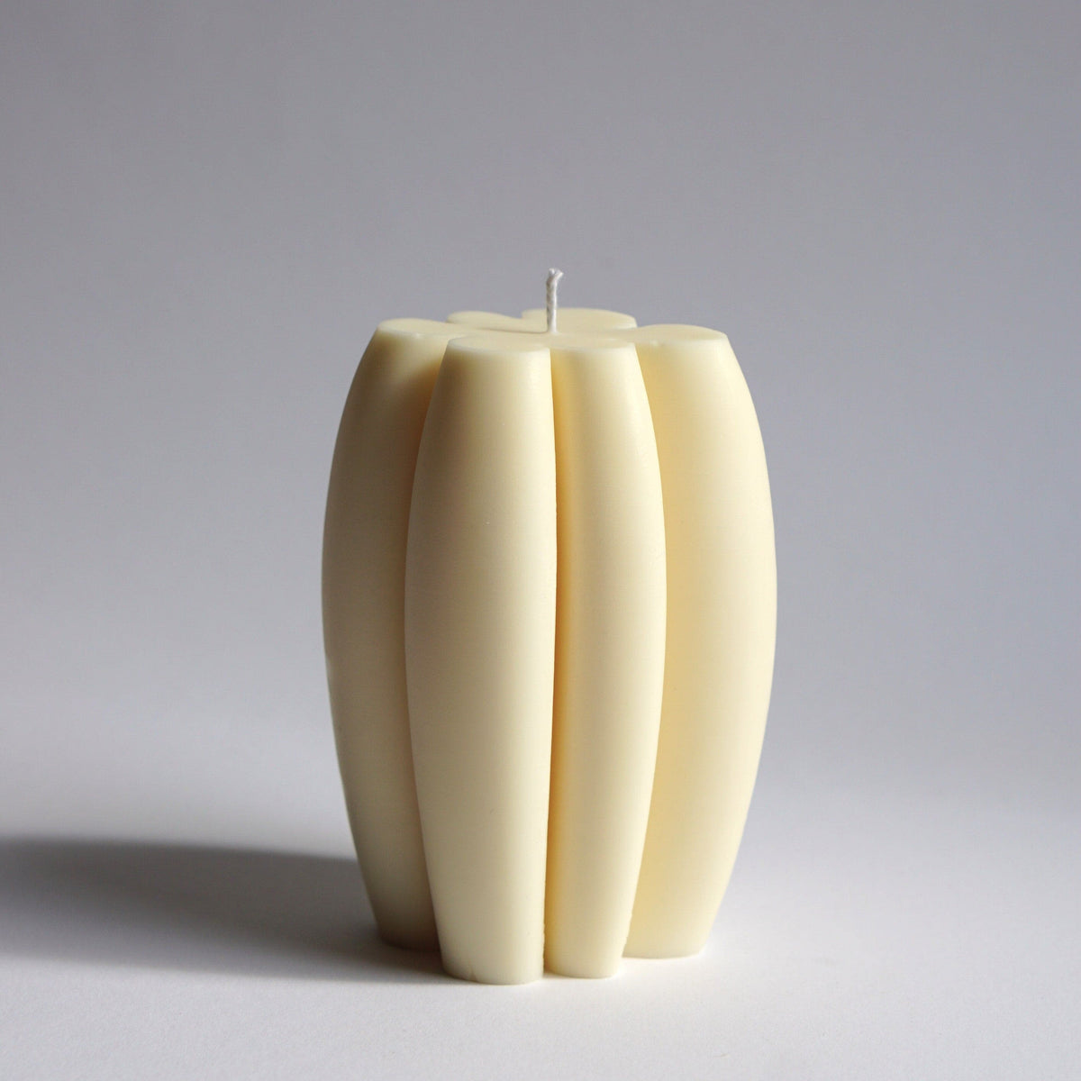 Minimalistische Designer-Kerze in organischer Form