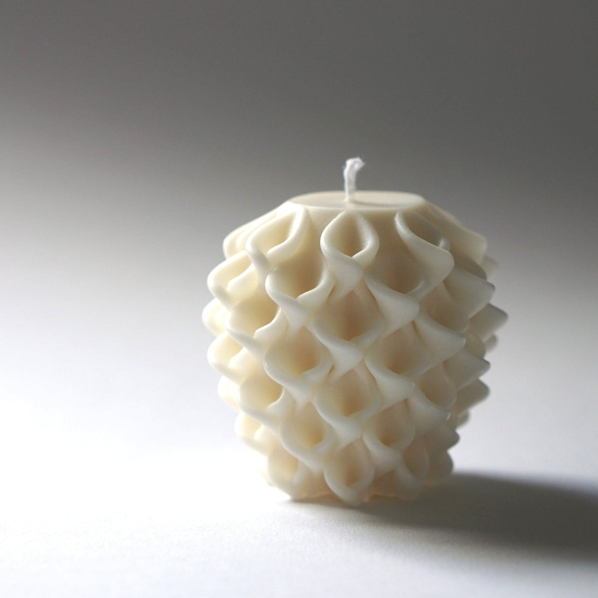 Handgefertigte Design-Kerze 3D-Wellenmuster vegan ohne Duft