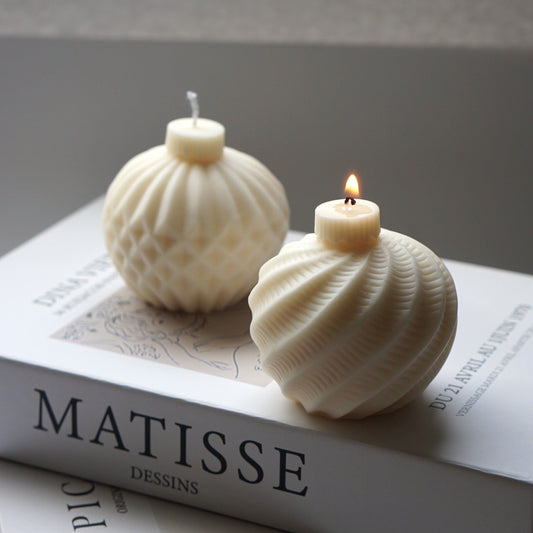 Handgefertigte Design-Kerze Christbaumkugel
