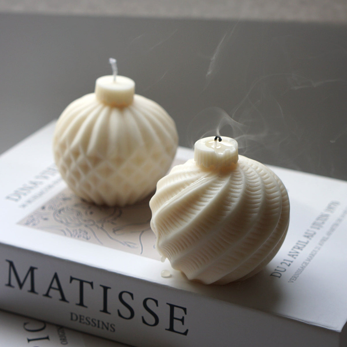 Bougie design faite main boule de sapin de Noël