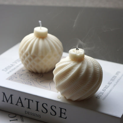 Bougie design faite main boule de sapin de Noël