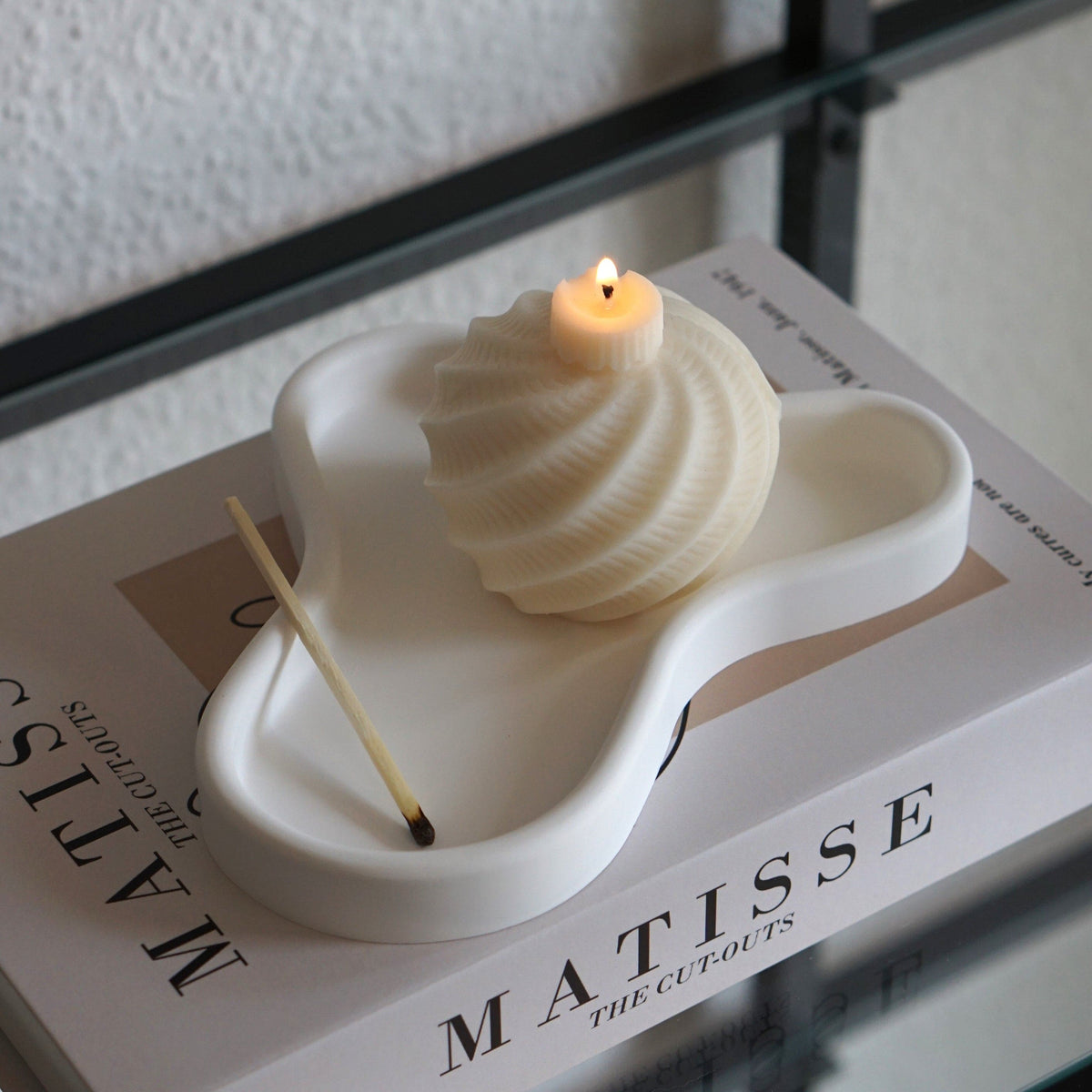 Bougie design faite main boule de sapin de Noël