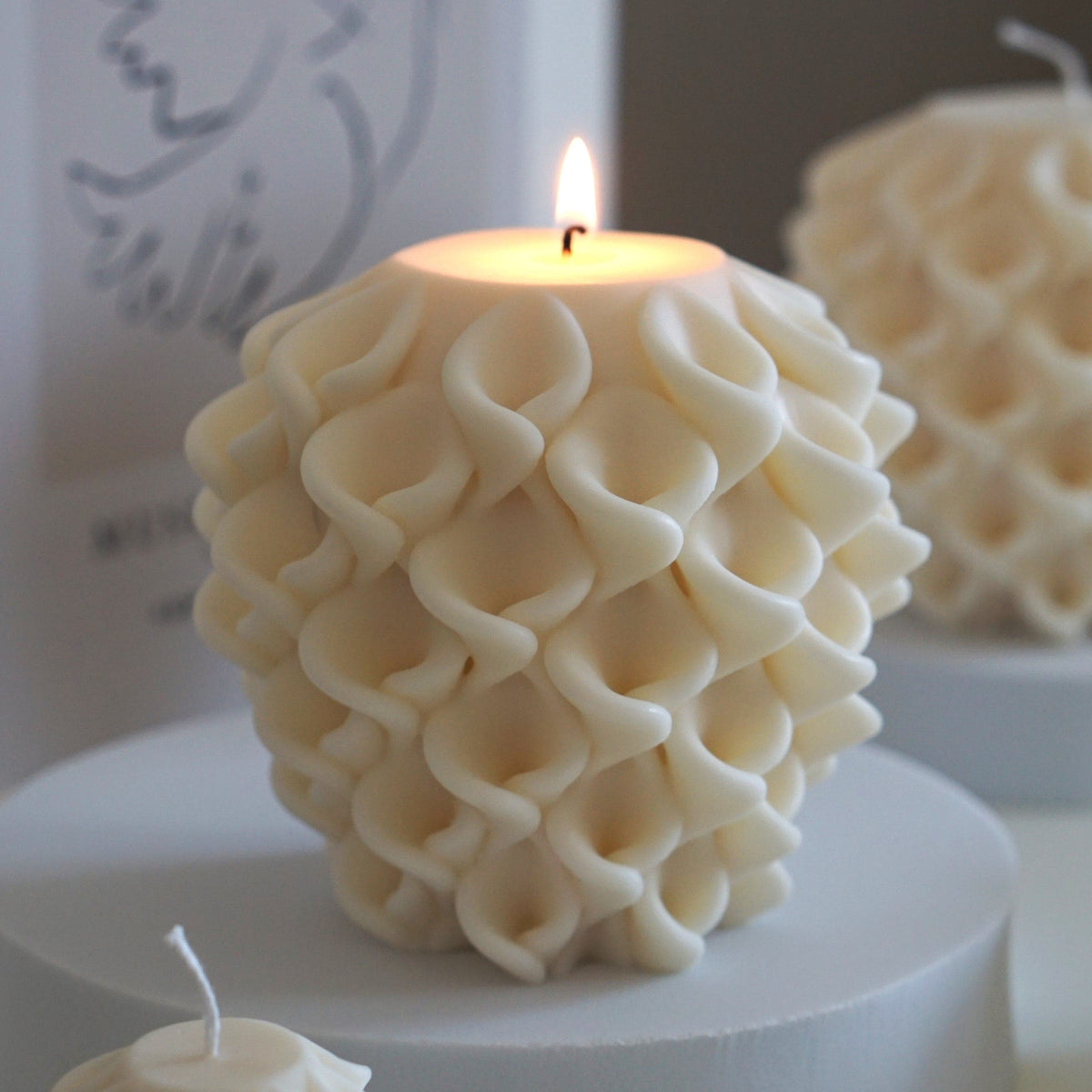 Handgefertigte Design-Kerze 3D-Wellenmuster vegan ohne Duft