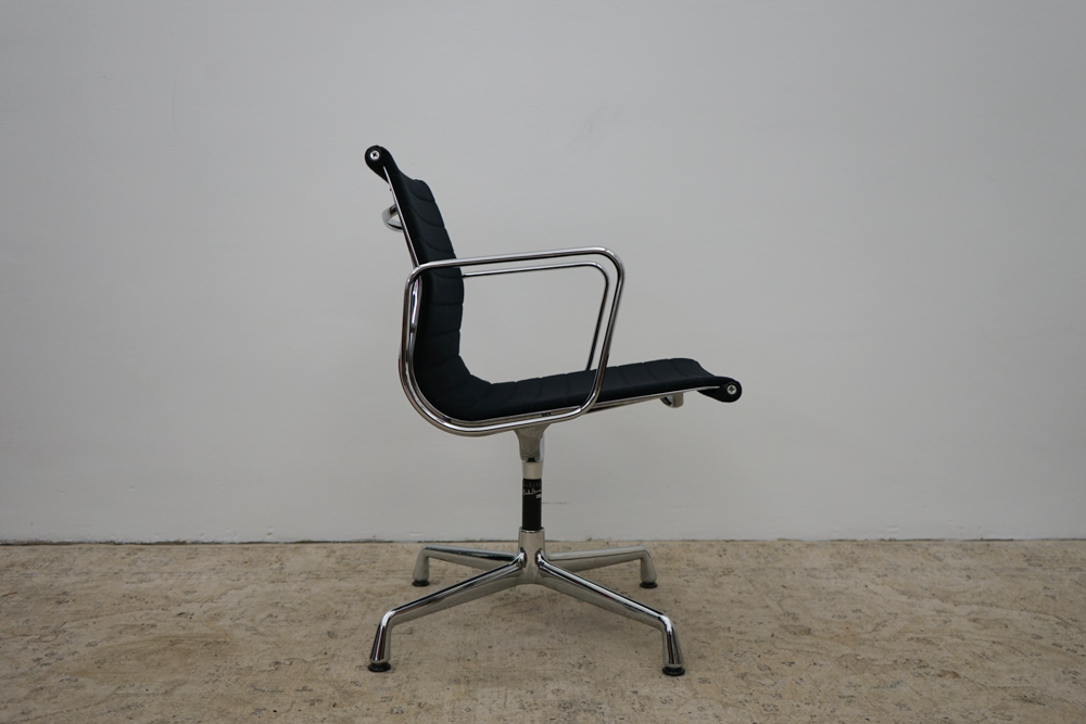 Vintage Konferenzstuhl Vitra EA108 Hopsak Schwarz von Eames