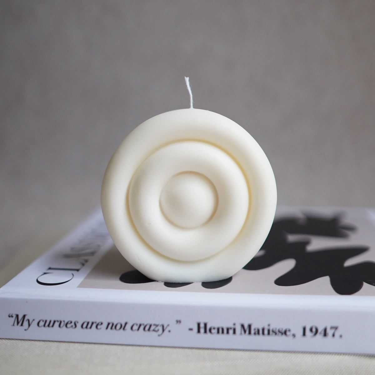 Handmade design candle round by Inuti