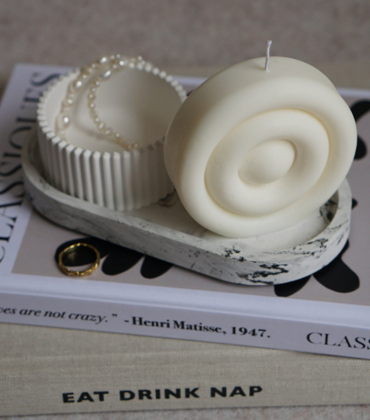 Handmade design candle round by Inuti