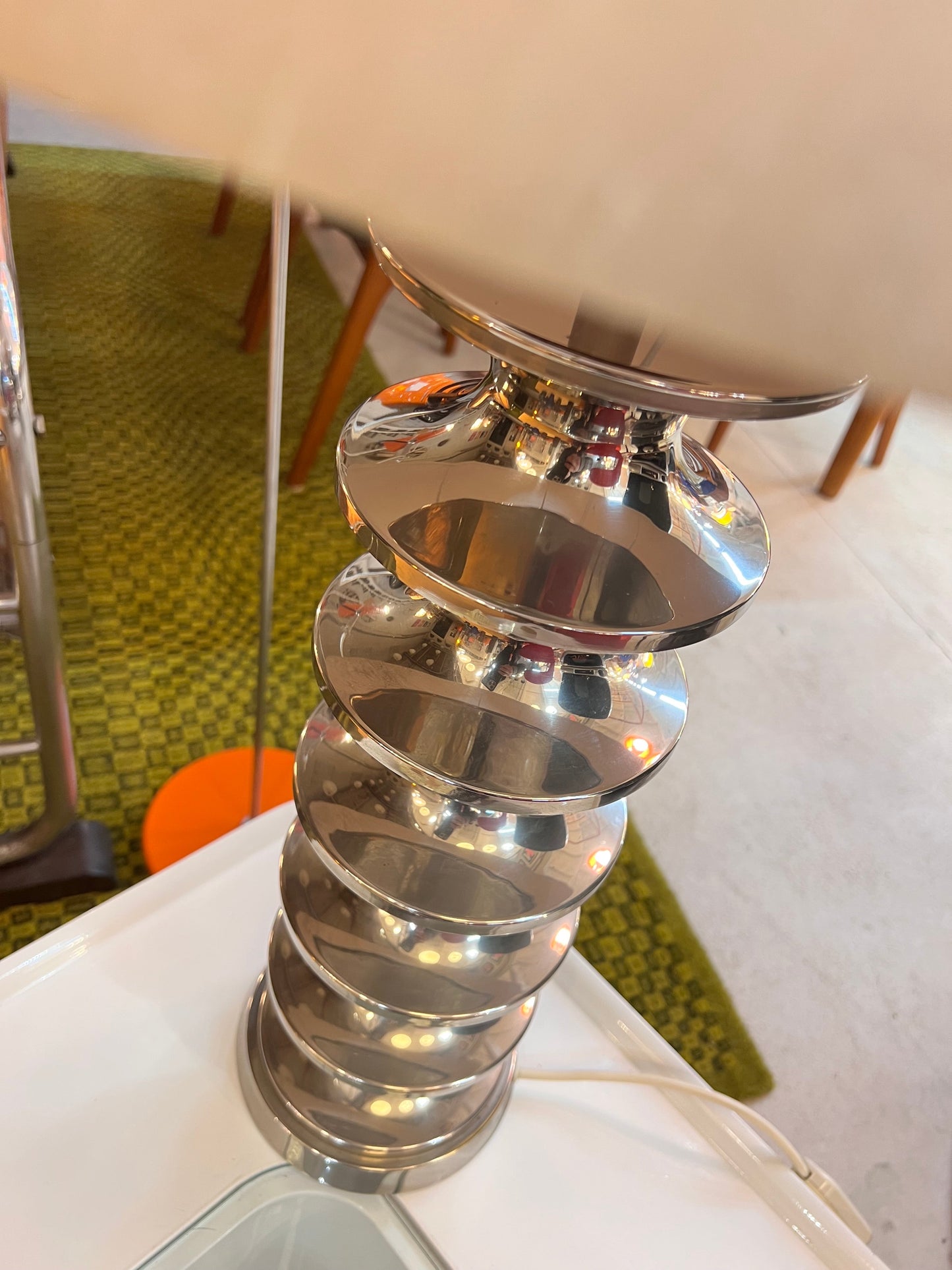 Vintage Tischlampe Space Age Metall mit Rohseidenschirm