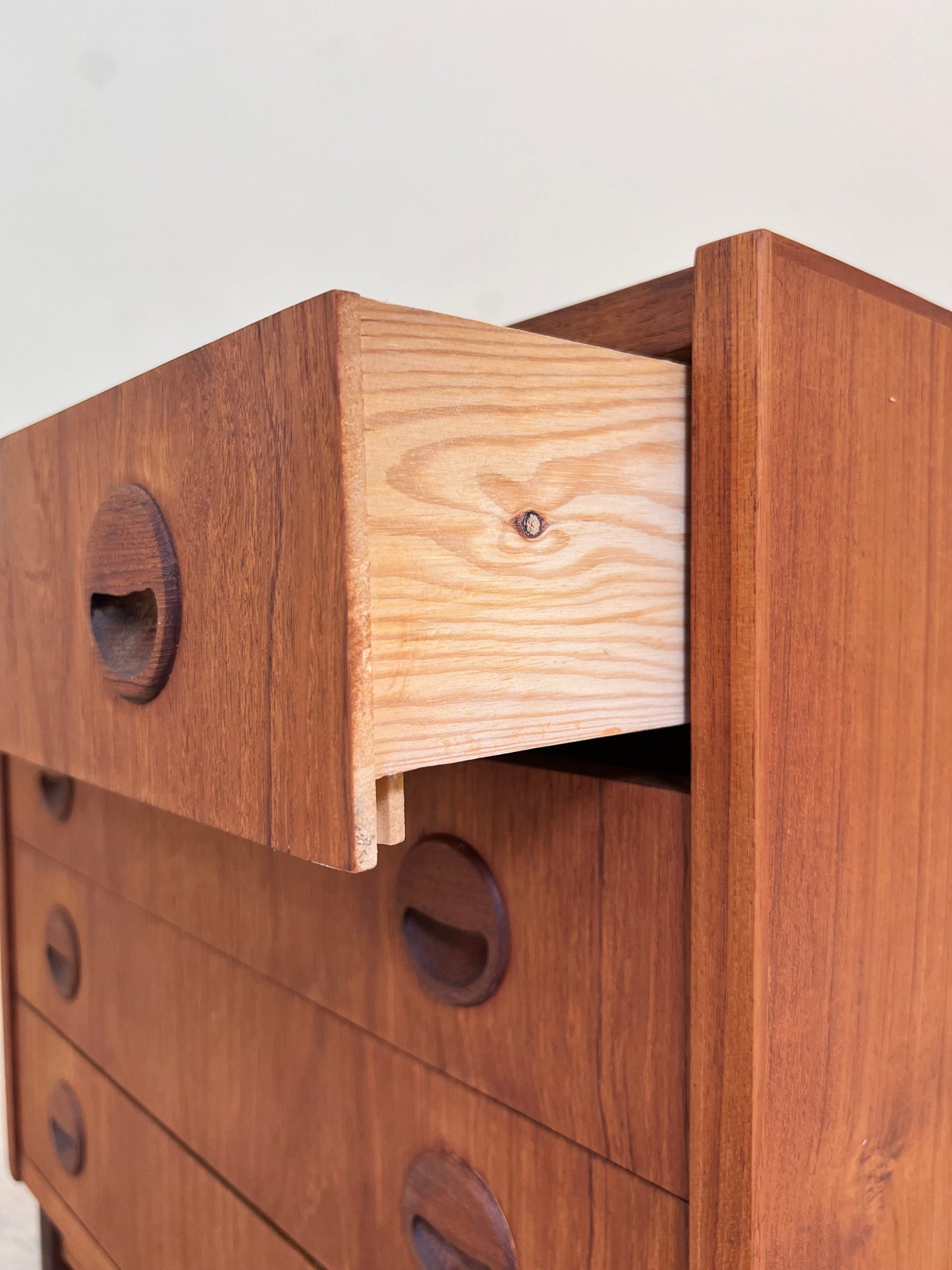 Vintage Kommode Teak mit runden Griffmulden aus Dänemark