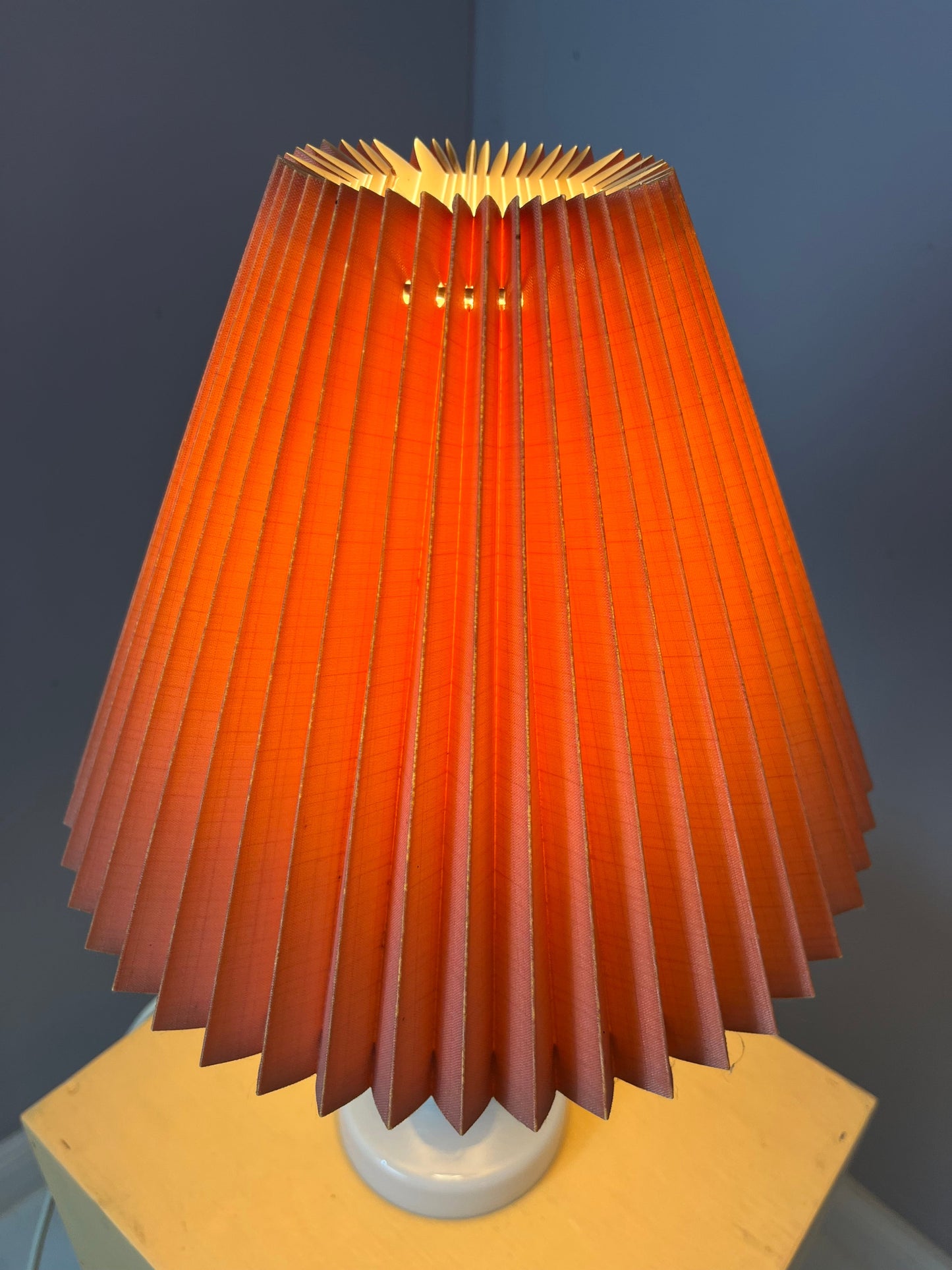 Tischlampe weiß Glas mit rosa Schirm