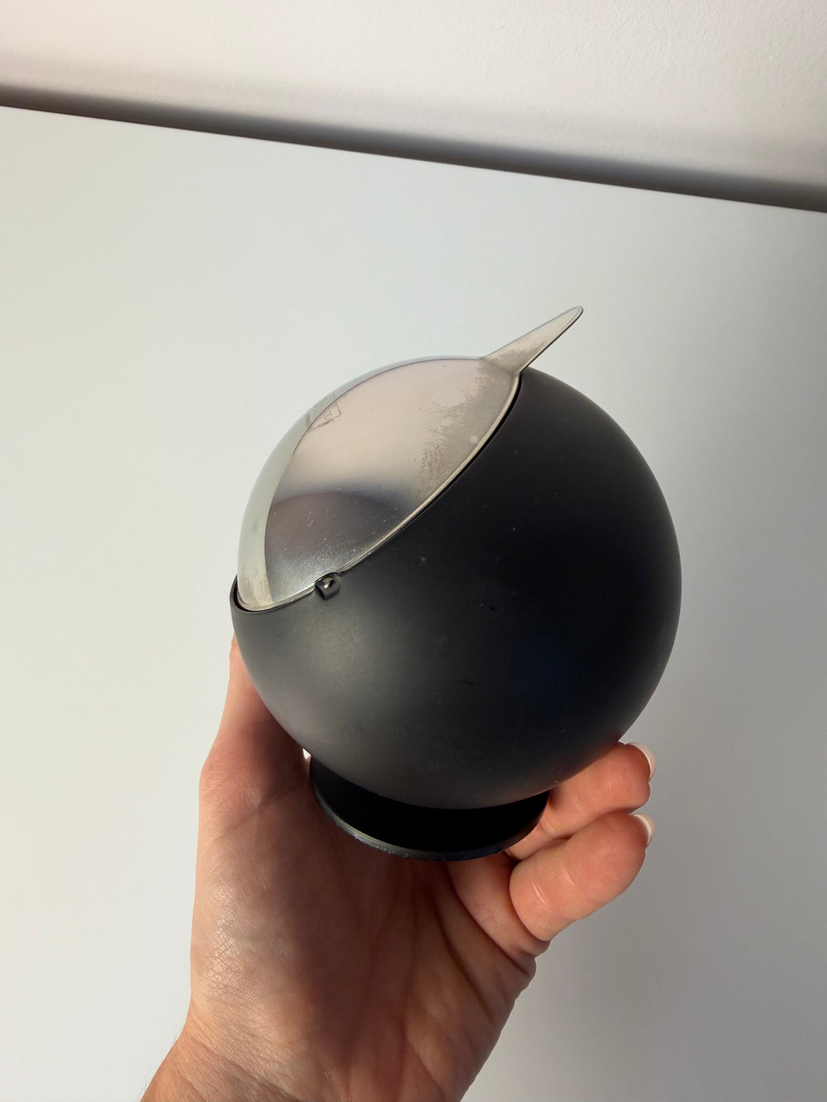 Kugelaschenbecher Chrom-Schwarz von Quist