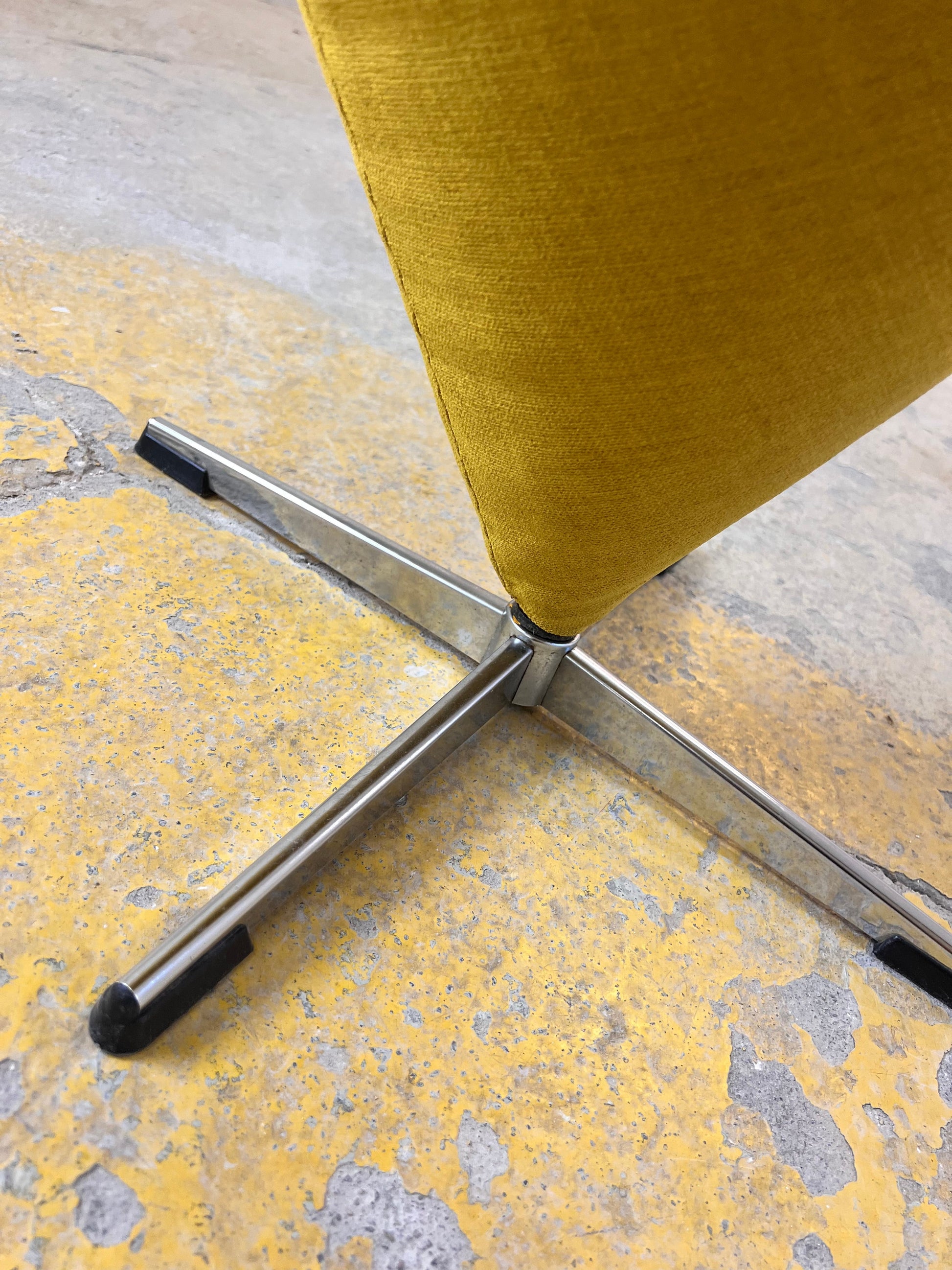 Vintage Sessel Cone Chair von Verner Panton drehbar gelb neu bezogen