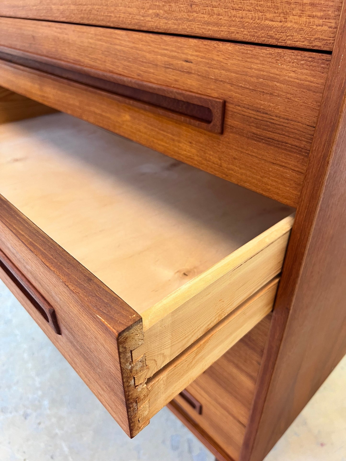 Vintage Kommode Teak Dänemark mit langen eingelassenen Griffen