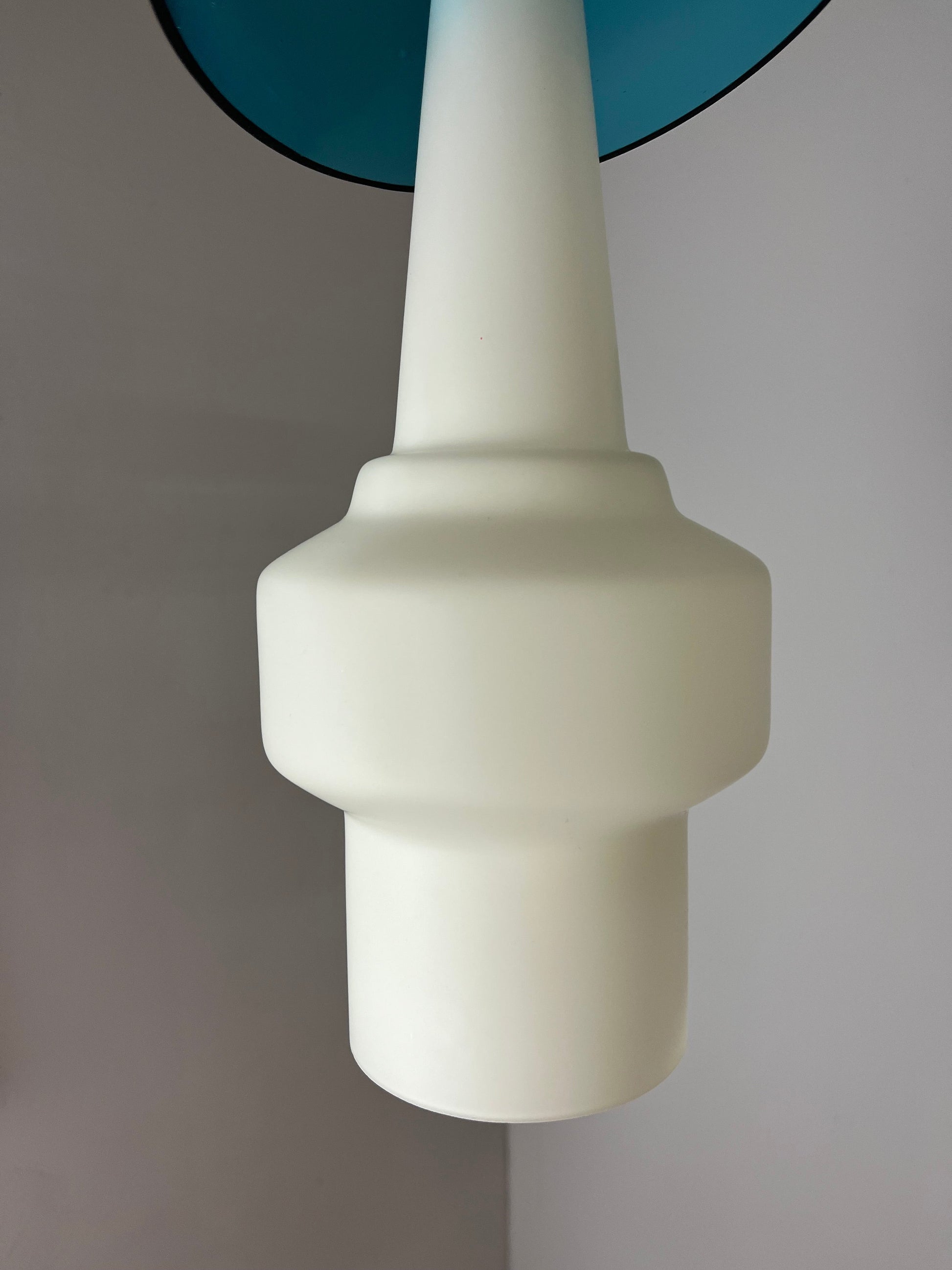 Vintage Hängelampe blau-weiß Opalglas von Hyllinge Glasbruk