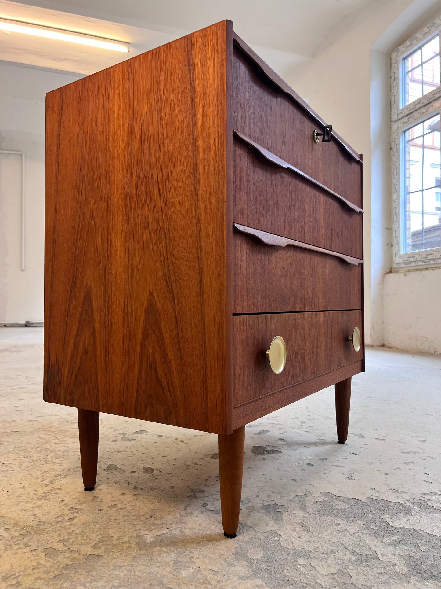 Vintage Kommode aus Dänemark, Teak, Holz und Messinggriffe, Schloss