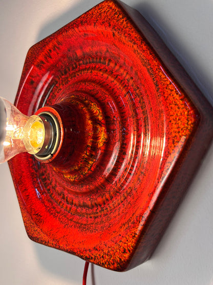 Vintage Wandlampe von Hustadt Leuchten, rote Keramik in Hexagon-Form